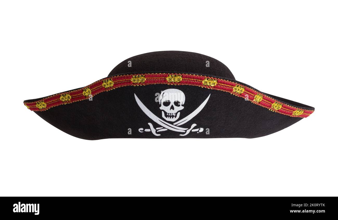 Schwarzer Piratenhut mit Totenkopf und Kreuz Knochen auf Weiß. Stockfoto