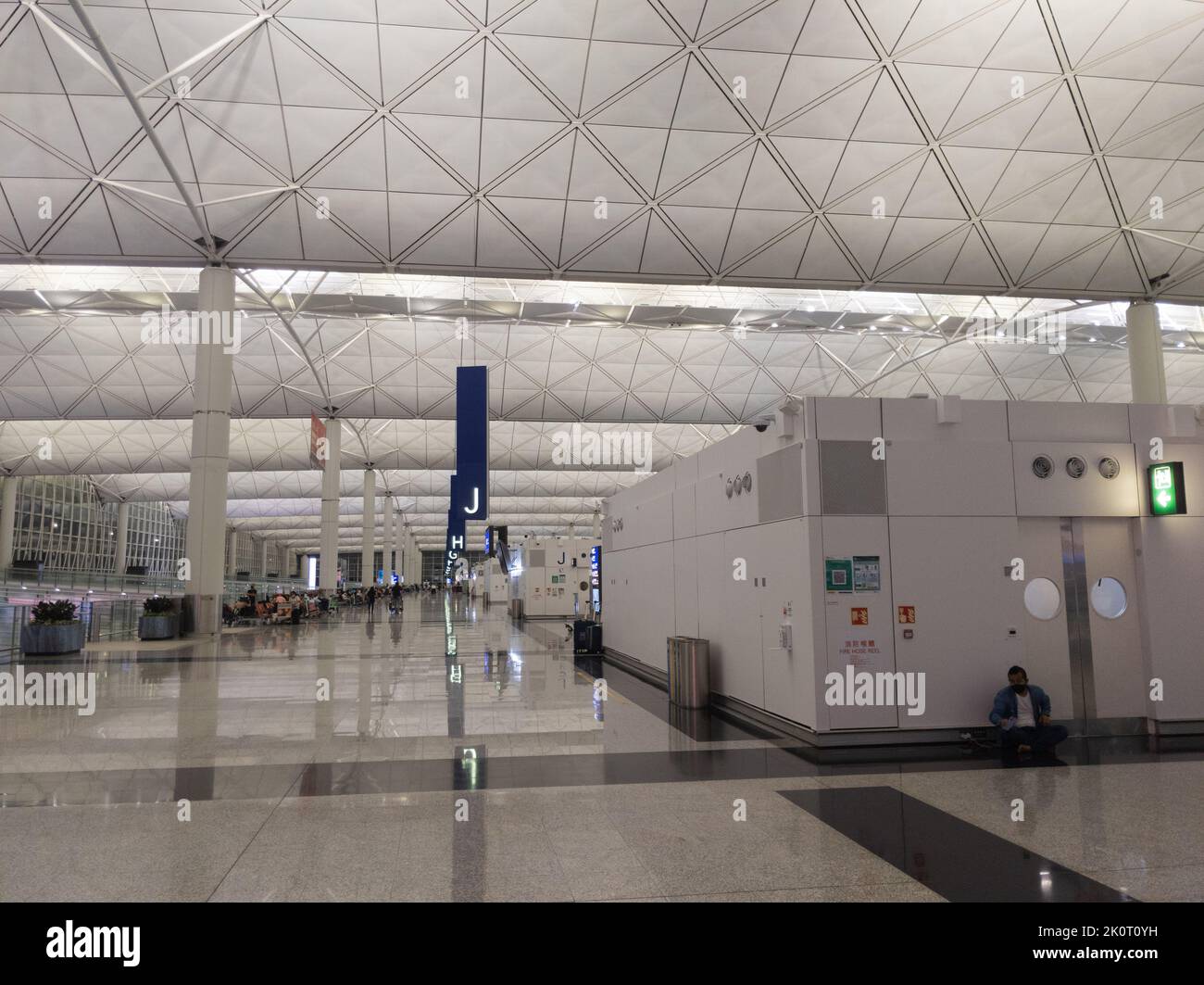 Hongkong - 11. September 2022: Leerer Flughafen Hongkong aufgrund von 19 beschränkter Flugreisen. Stockfoto