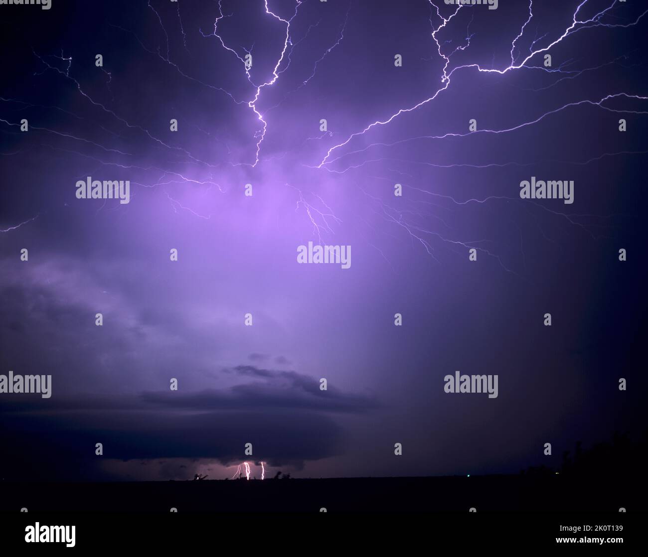 Eine Schraube des Cloud Lightning auf Wolke kriecht über den Amboss eines supercell Thunderstorm in Oklahoma, USA Stockfoto