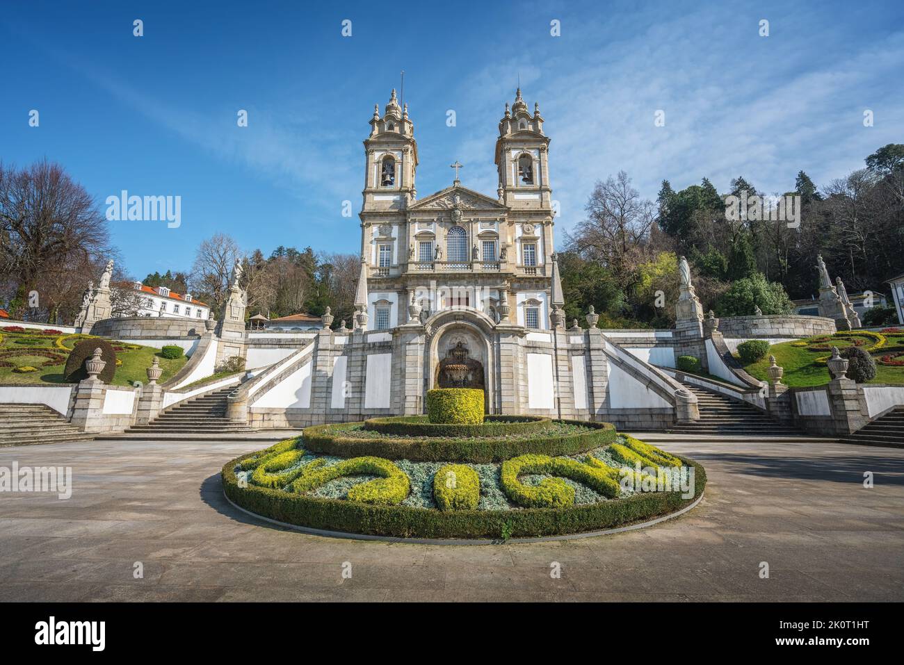Kirche Basilika in der Wallfahrtskirche von Bom Jesus do Monte und Pelikanbrunnen - Braga, Portugal Stockfoto