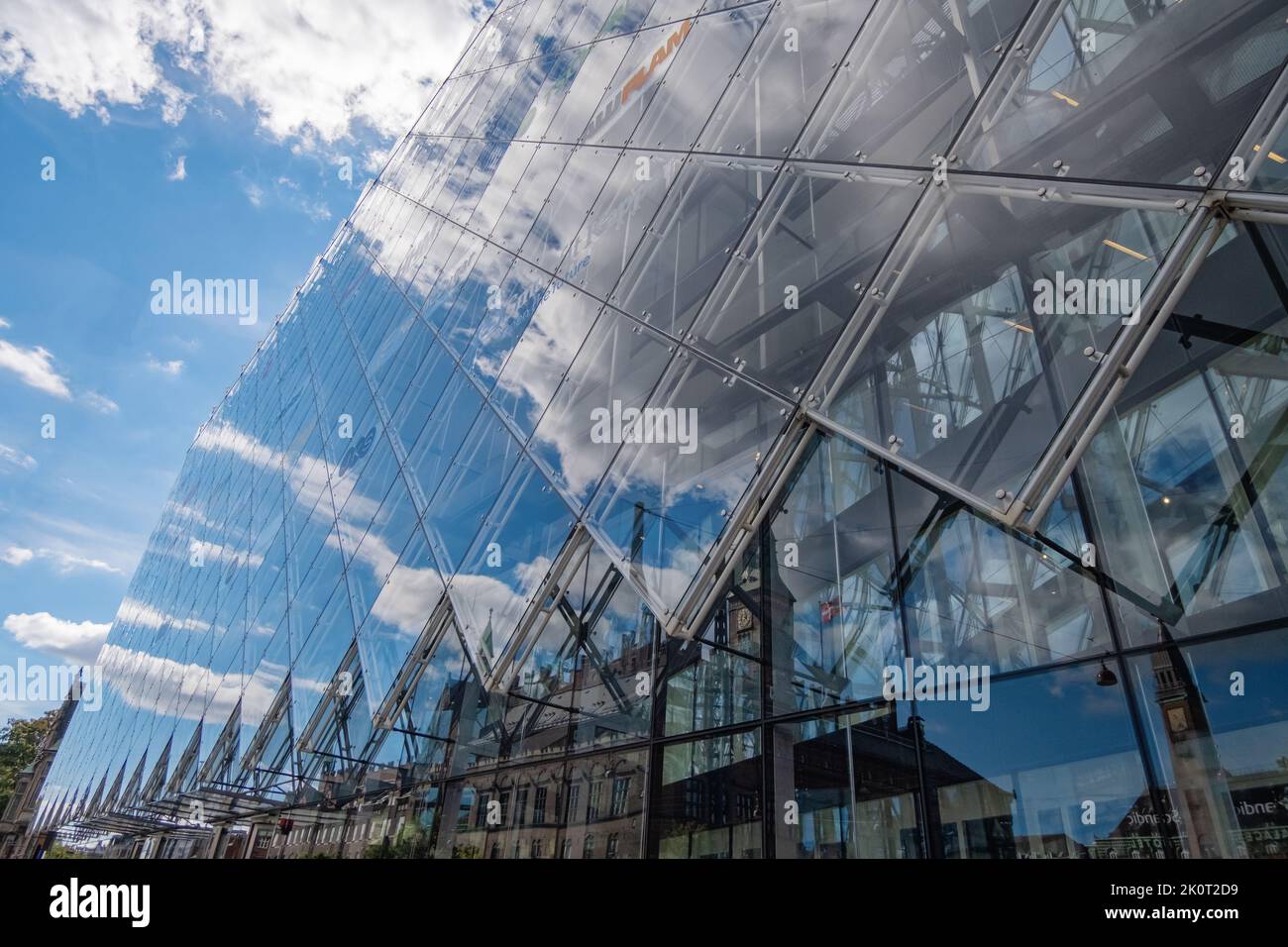 Reflexionen über ein modernes Glas- und Stahlgebäude in Kopenhagen, Dänemark Stockfoto