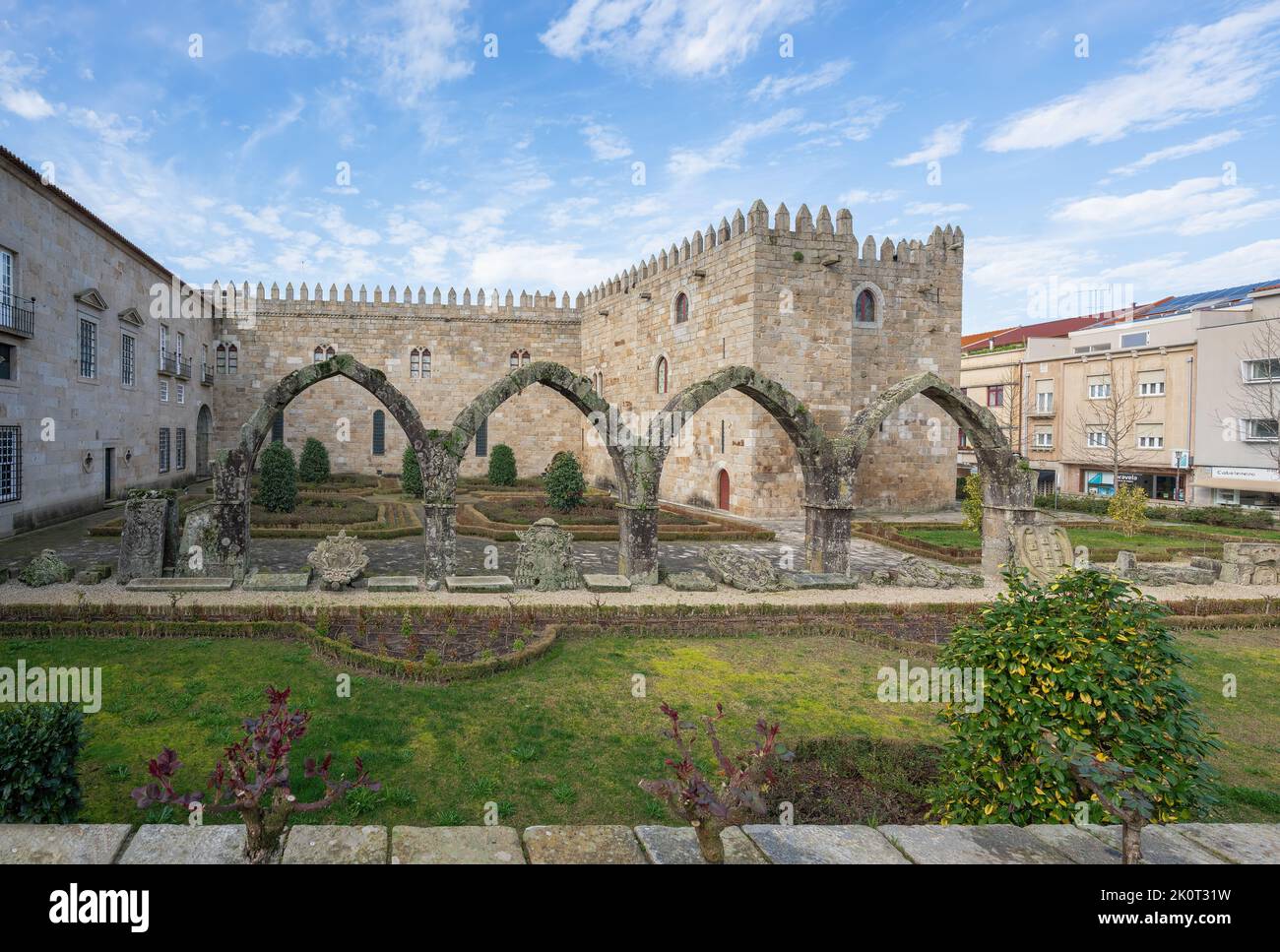 Garten von Santa Barbara und mittelalterlicher Erzbischöflicher Palast - Braga, Portugal Stockfoto