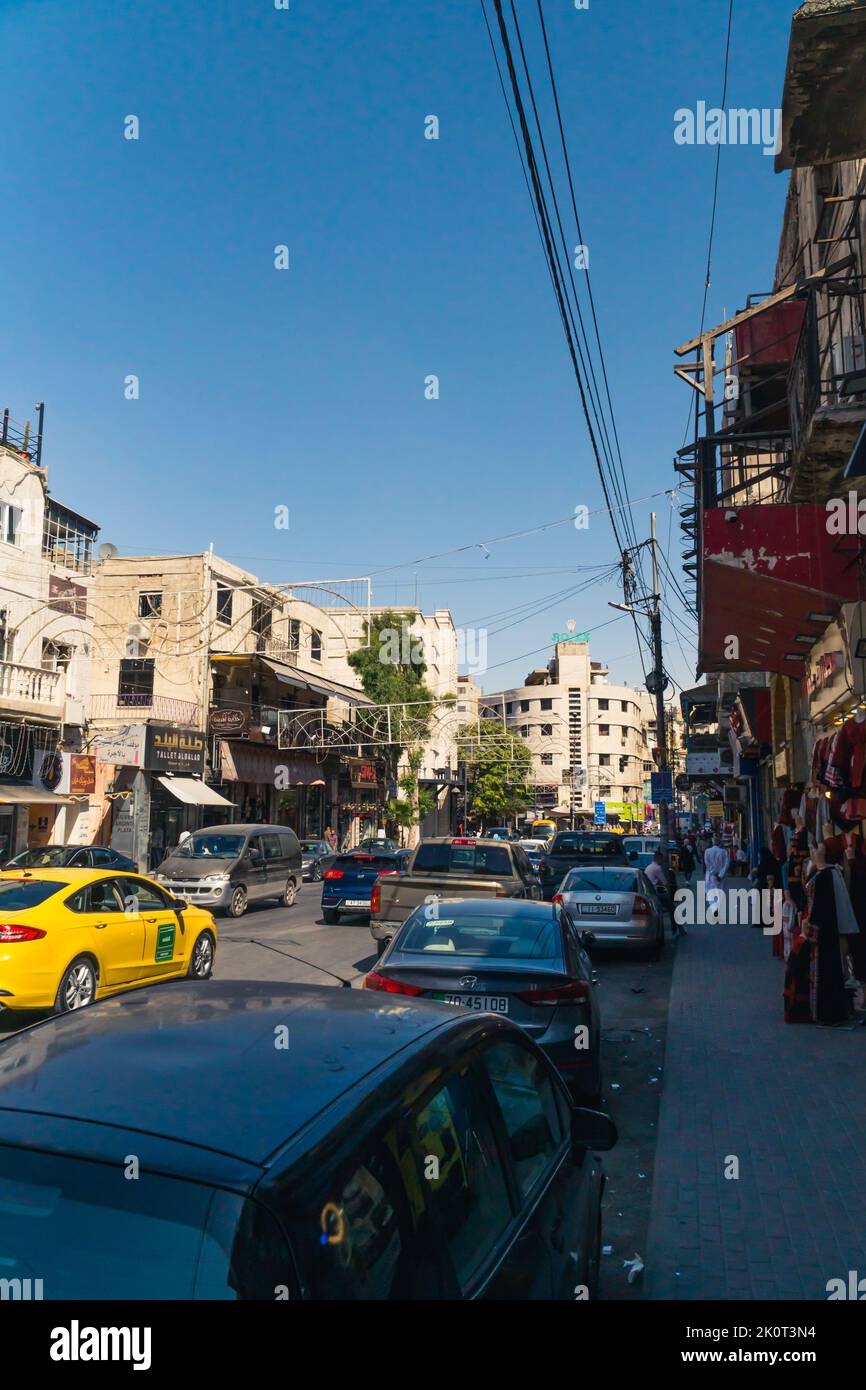 Amman, Jordanien. Viele Autos bewegen sich auf der Straße. Hochwertige Fotos Stockfoto