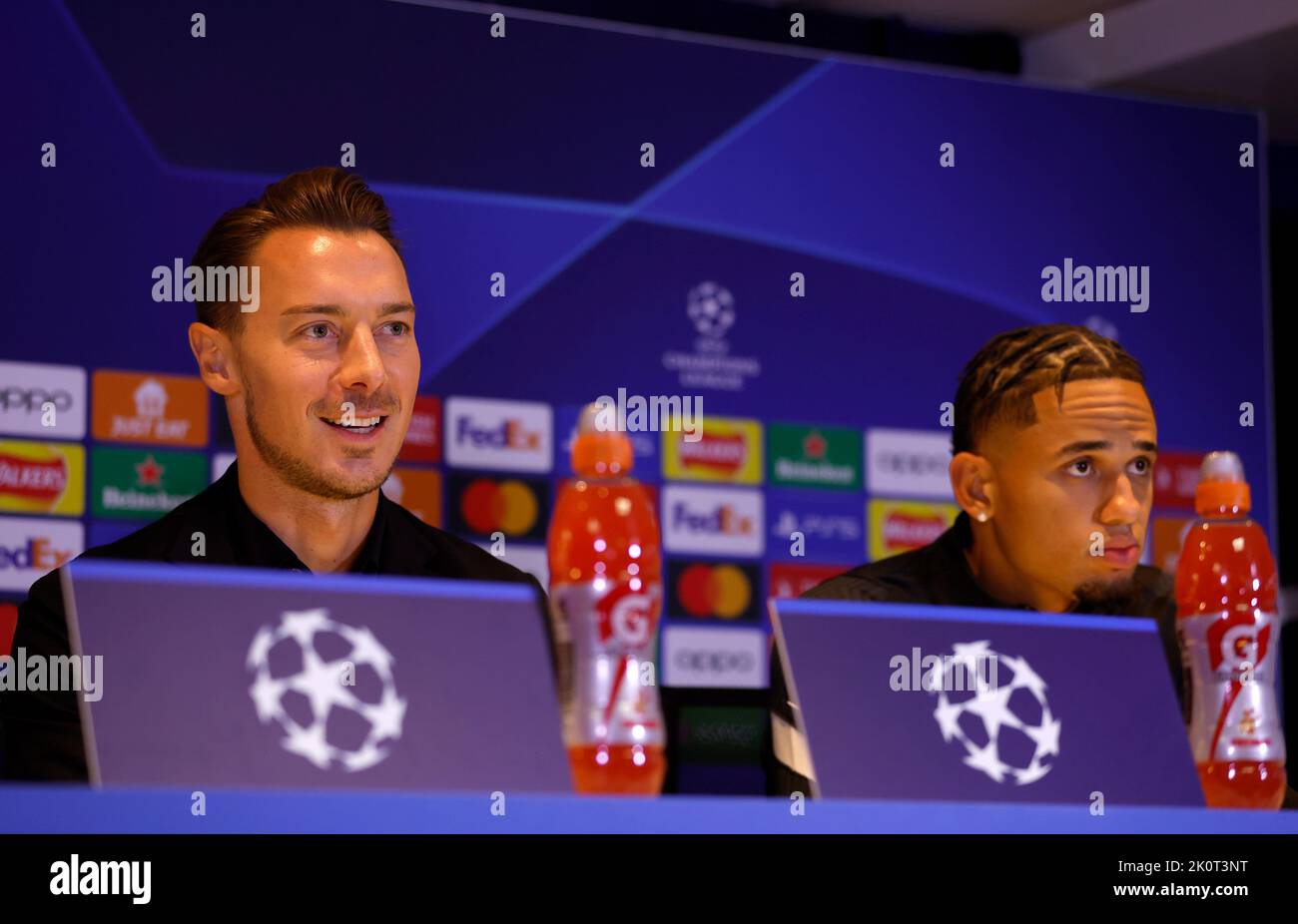 RB Salzburg Manager Matthias Jaissle (links) und Noah Okafor bei einer Pressekonferenz in der Stamford Bridge, London. Bilddatum: Dienstag, 13. September 2022. Stockfoto