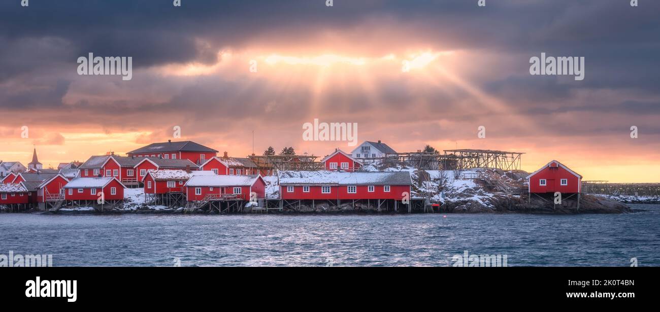 Norwegisches Fischerdorf und Küste bei Sonnenuntergang Stockfoto
