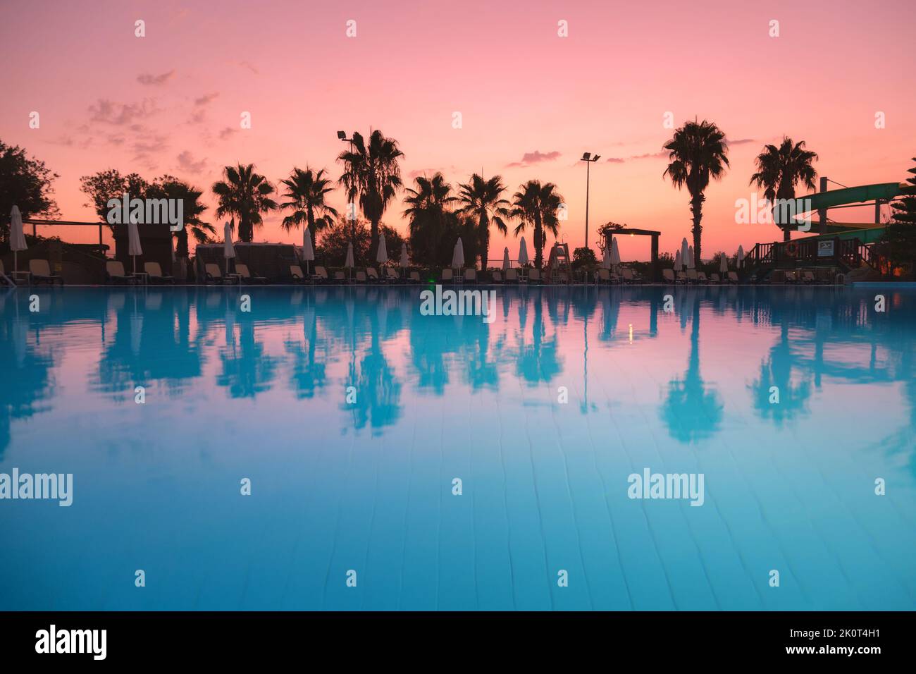 Schöne Reflexion im Schwimmbad bei bunten Sonnenuntergang Stockfoto