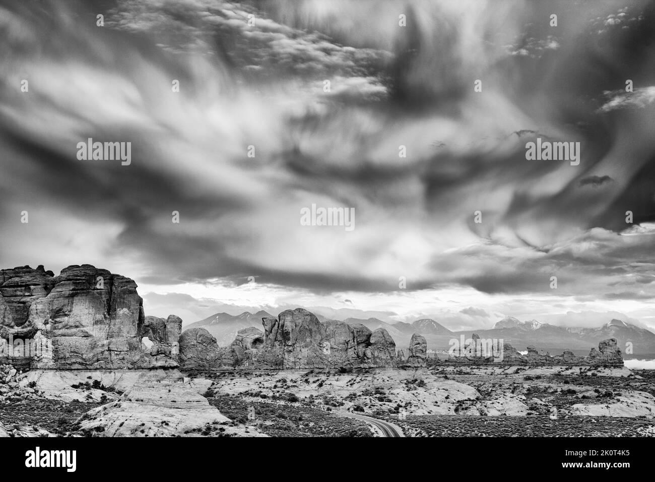 Bedrohliche Sturmwolkenformationen über dem Arches National Park, Moab, Utah. Stockfoto