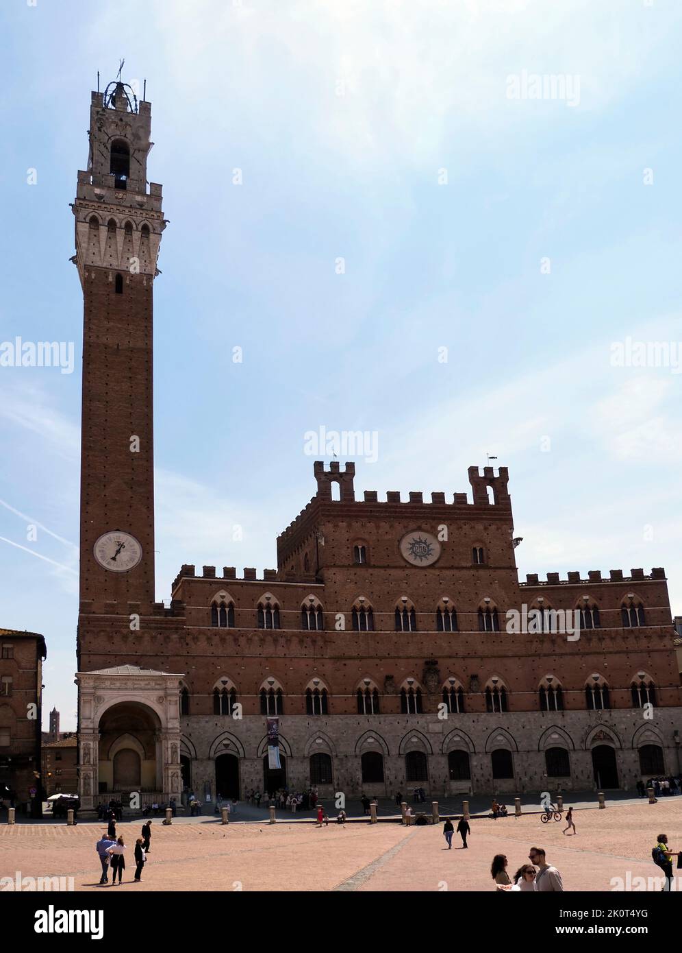 Pubblico Palast, Ziegelsteinhaus aus dem 13. Jahrhundert mit Torre del Mangia Turm, Piazza del Campo, Siena, Toskana, Italien Stockfoto