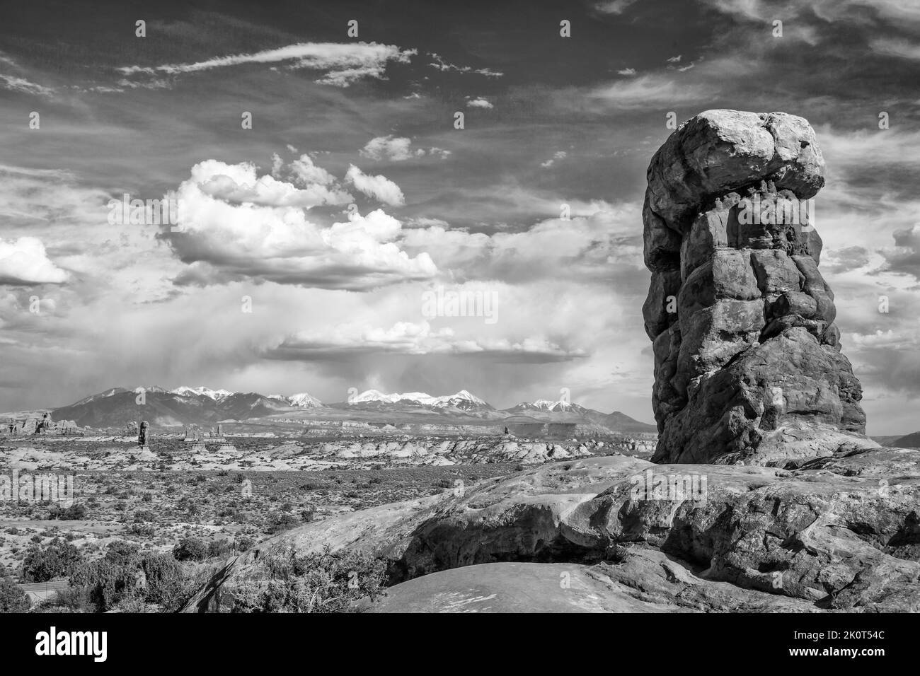 Eine namenlose Entrada-Sandsteinformation im Arches National Park mit schneebedeckten La Sal Mountains, Moab, Utah. Stockfoto