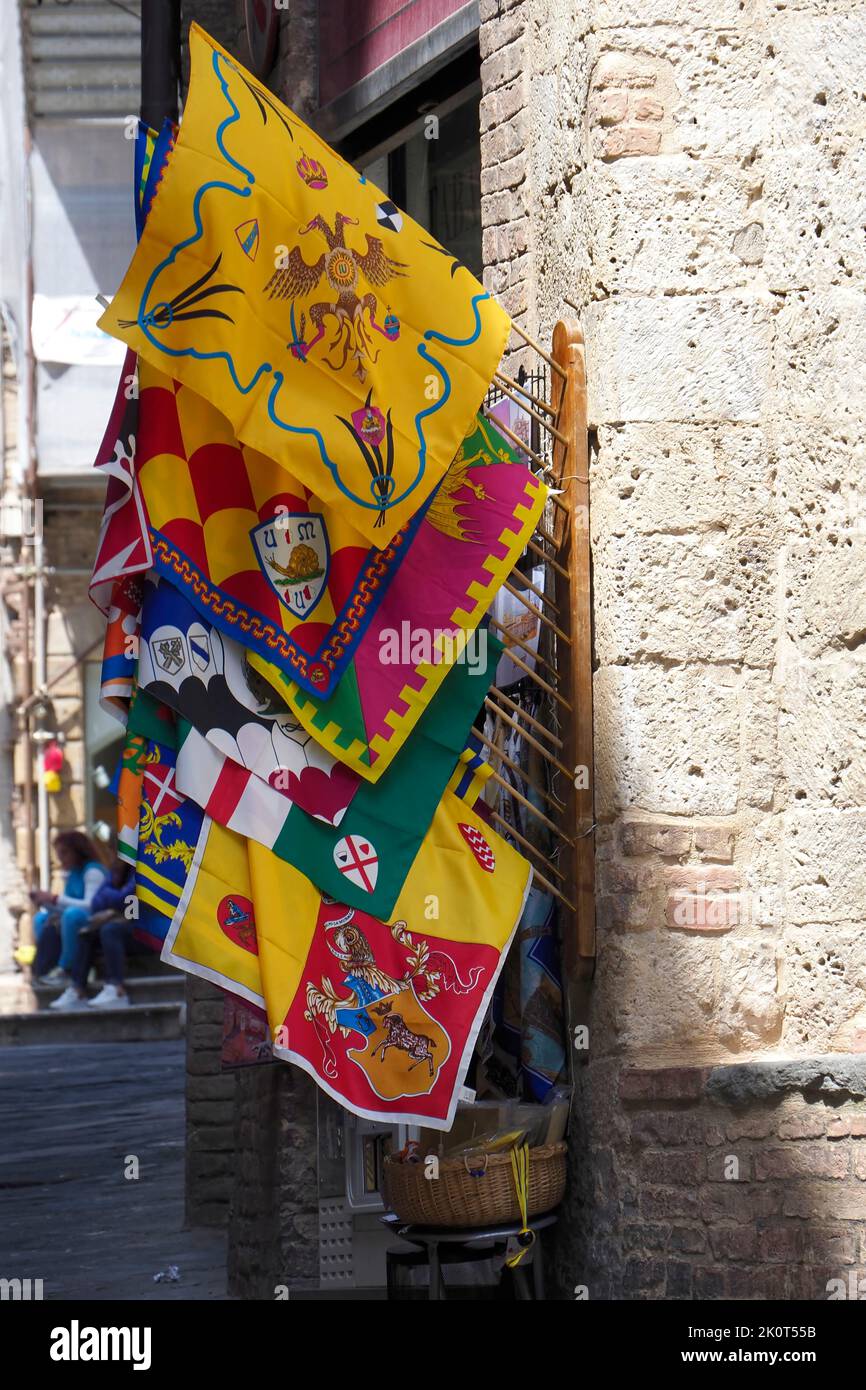 Contrade Flaggen zum Verkauf im Souvenirladen, Siena, Toskana, Italien Stockfoto
