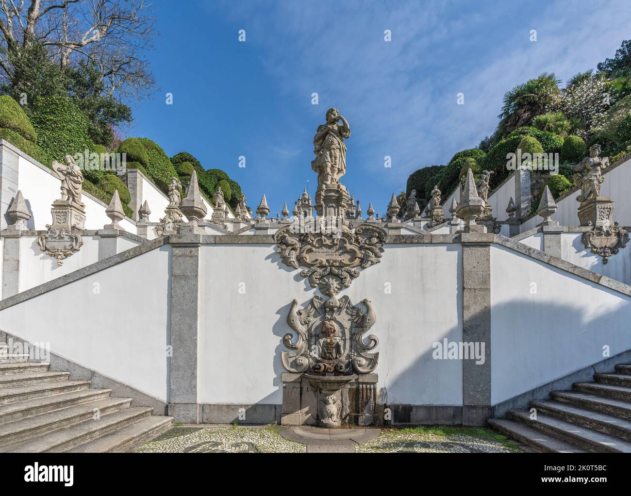 Schaubrunnen und Vir Prudens Statue bei Five Senses Treppe im Heiligtum von Bom Jesus do Monte - Braga, Portugal Stockfoto