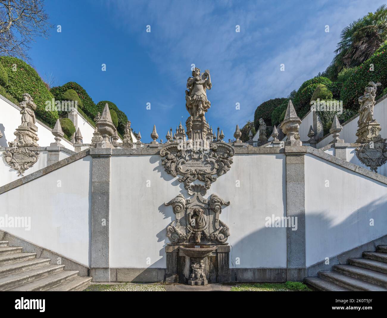 Hörbrunnen und Idithun-Statue bei fünf Sinnen Treppe im Heiligtum von Bom Jesus do Monte - Braga, Portugal Stockfoto