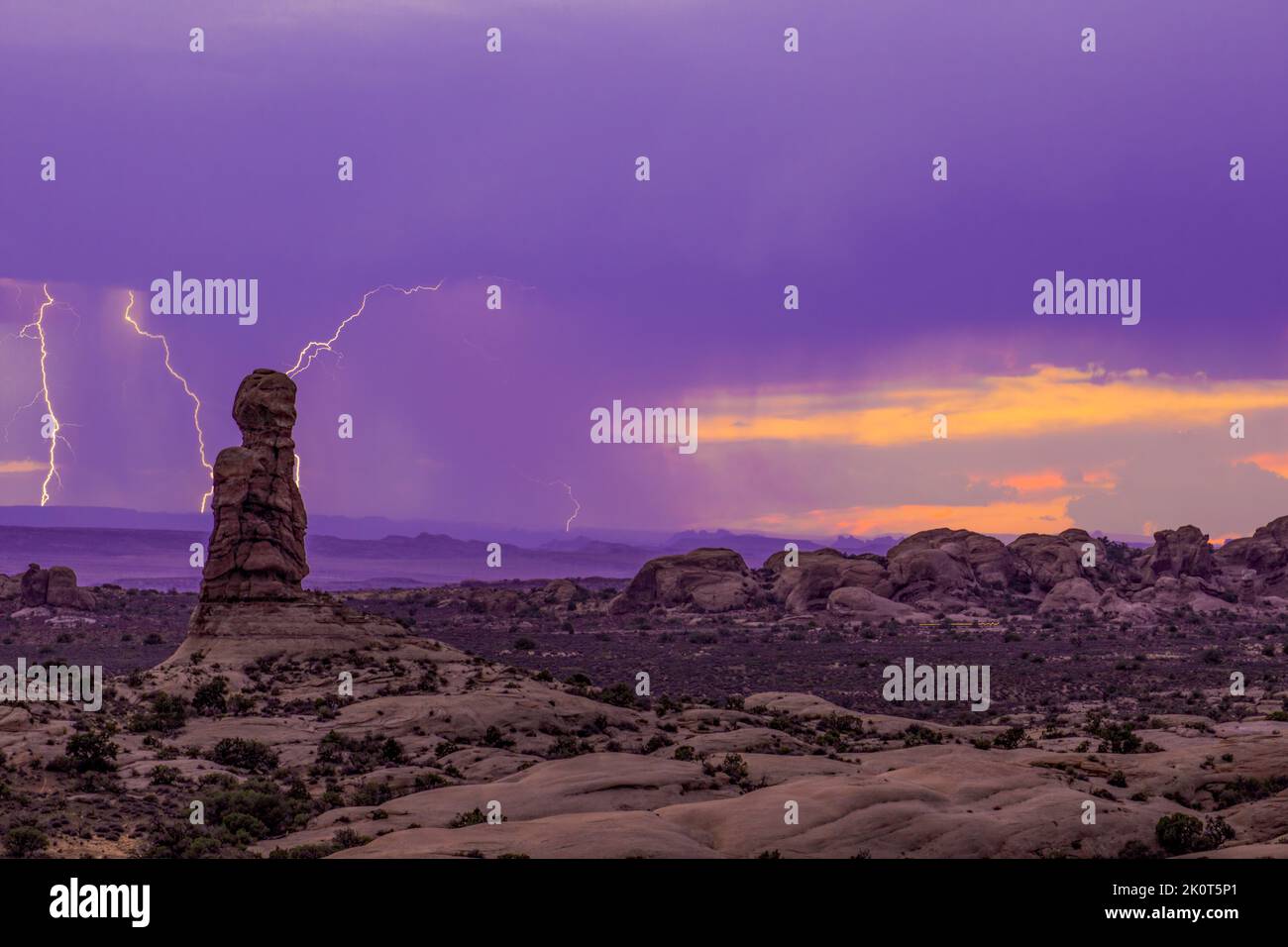 Ein Gewitter über dem Arches National Park, Moab, Utah. Stockfoto