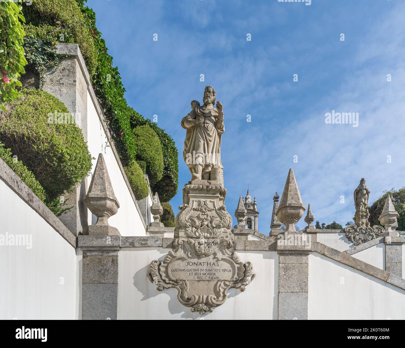 Jonathan-Statue bei fünf Sinnen Treppe im Heiligtum von Bom Jesus do Monte - Braga, Portugal Stockfoto