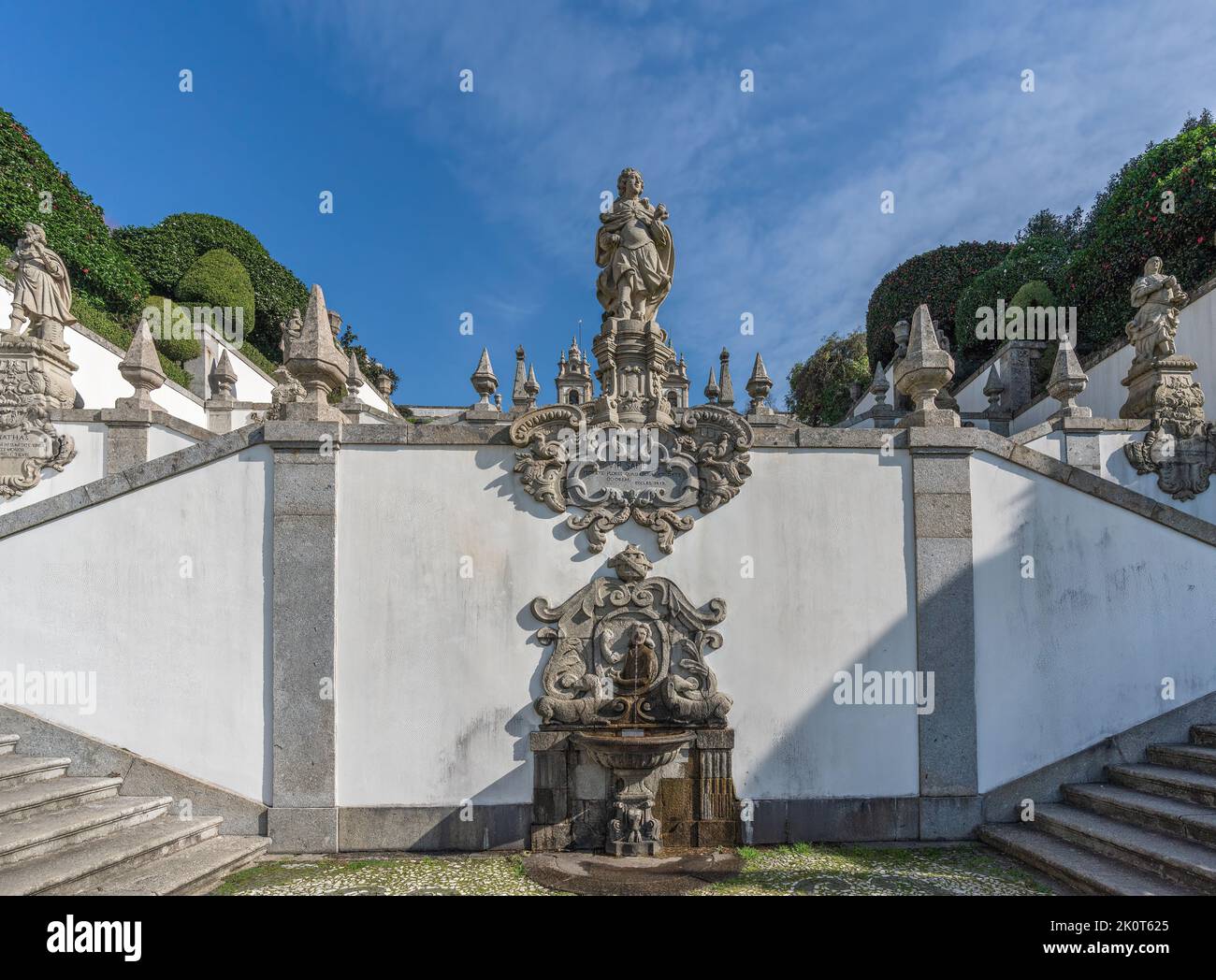 Geruchbrunnen und Vir Sapiens Statue bei Five Senses Treppe bei Sanctuary of Bom Jesus do Monte - Braga, Portugal Stockfoto