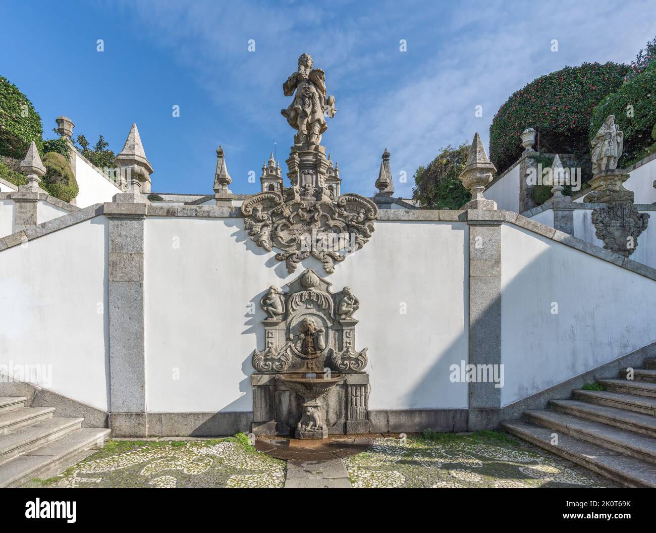 Probieren Sie den Brunnen und die Statue von Joseph of Egypt auf der Five Senses Treppe im Heiligtum von Bom Jesus do Monte - Braga, Portugal Stockfoto