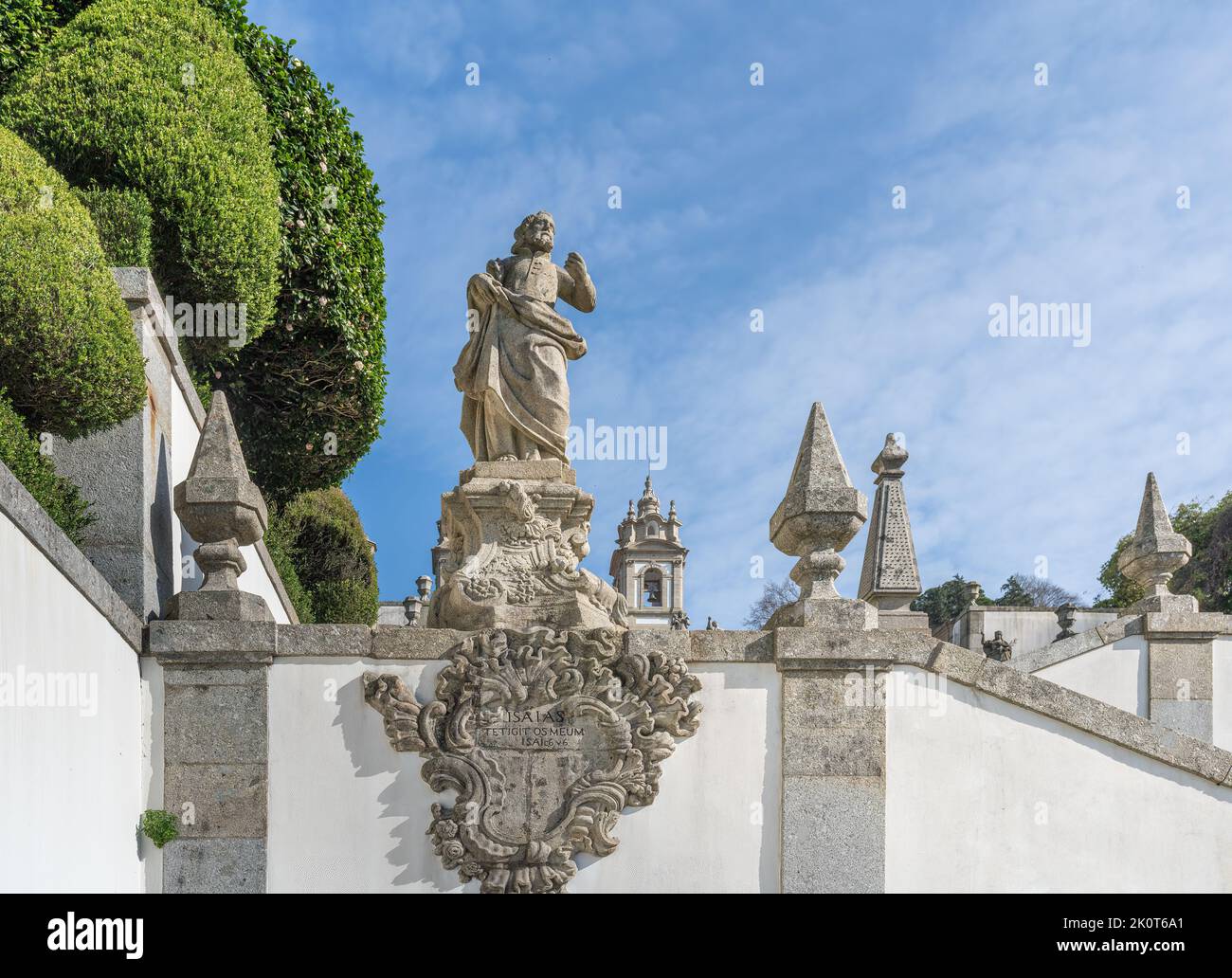 Jesajas Statue bei fünf Sinnen Treppe am Heiligtum von Bom Jesus do Monte - Braga, Portugal Stockfoto