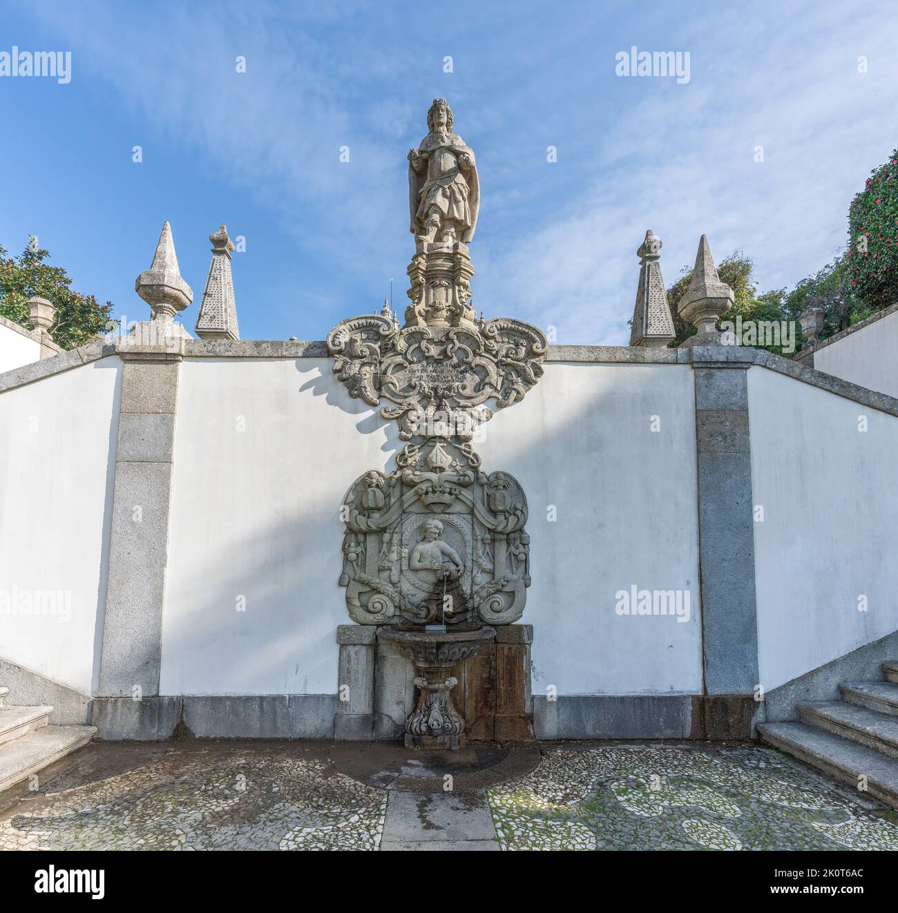 Berühren Sie den Brunnen und die Solomon-Statue auf der Five Senses Treppe im Heiligtum von Bom Jesus do Monte - Braga, Portugal Stockfoto