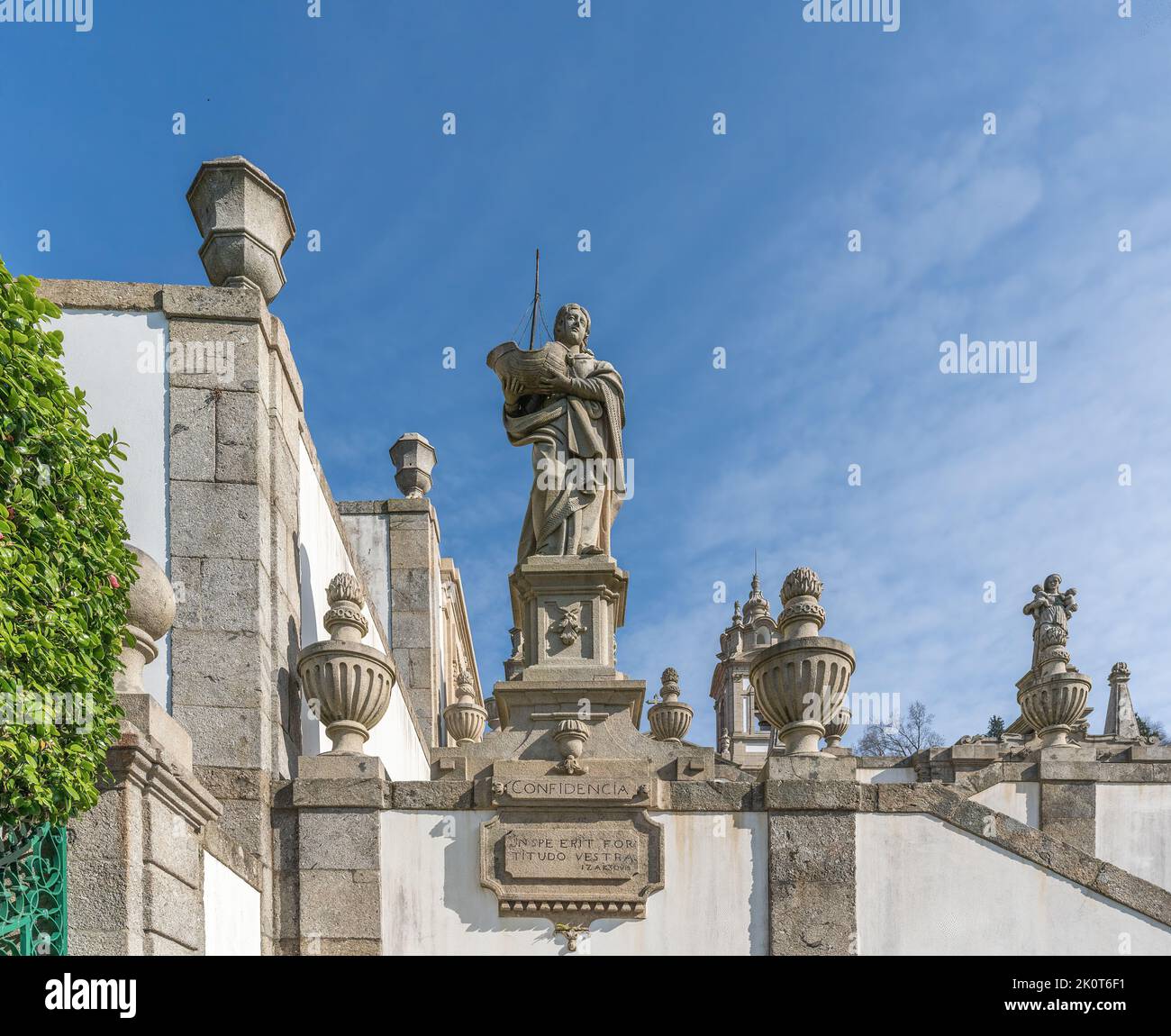 Vertrauensstatue auf der Three Tugenden Treppe im Heiligtum von Bom Jesus do Monte - Braga, Portugal Stockfoto