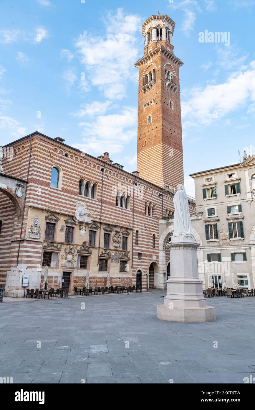 Porträtblick auf Torre dei lamberti Glockenturm, Verona, Italien Stockfoto