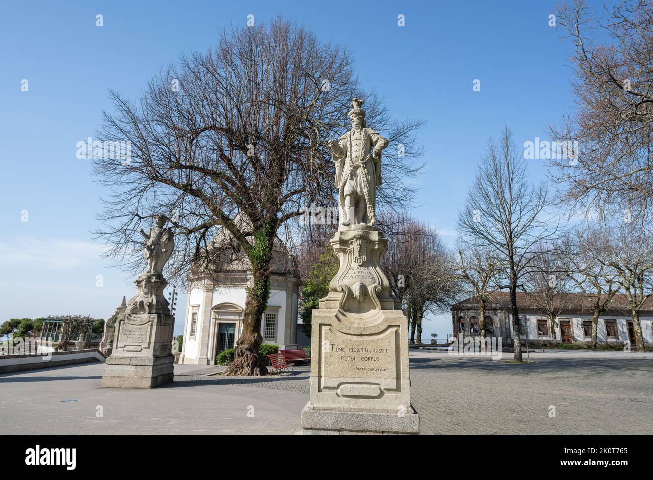 Pontius Pilatus Statue am Tempelvorplatz am Heiligtum von Bom Jesus do Monte - Braga, Portugal Stockfoto