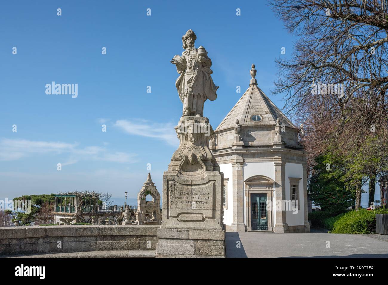 Nicodemus Statue am Tempelvorplatz am Heiligtum von Bom Jesus do Monte - Braga, Portugal Stockfoto
