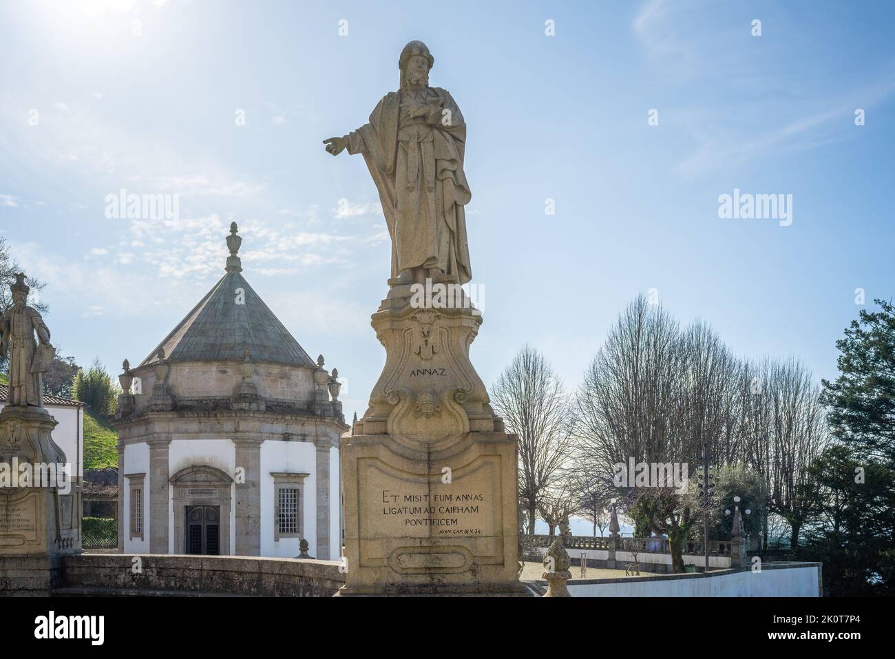 Annas-Statue auf dem Tempelvorplatz im Heiligtum von Bom Jesus do Monte - Braga, Portugal Stockfoto
