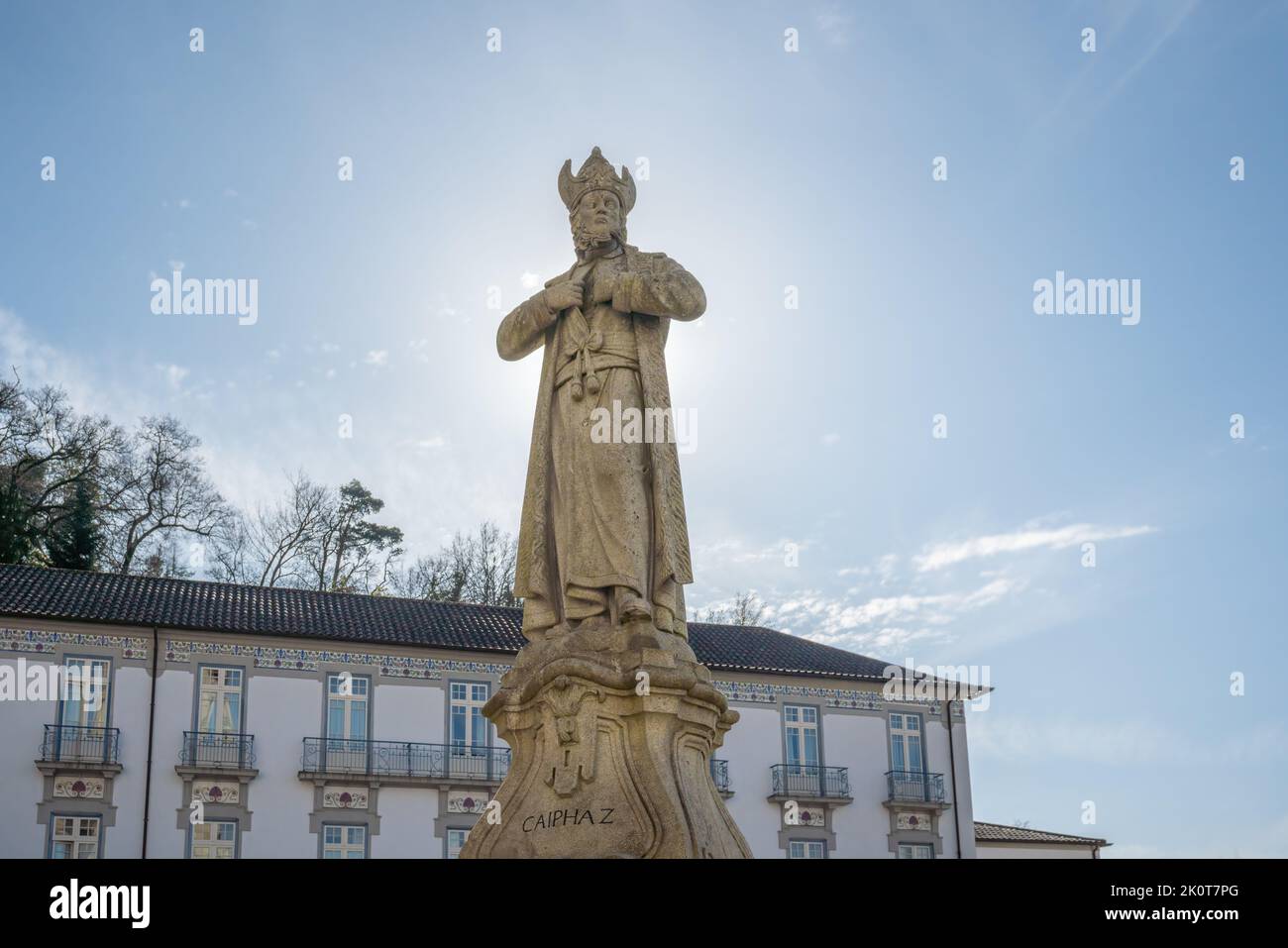 Caiaphas-Statue auf dem Tempelvorplatz im Heiligtum von Bom Jesus do Monte - Braga, Portugal Stockfoto