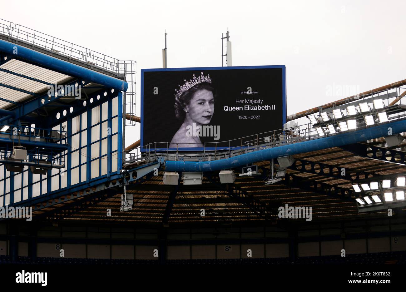 Eine Hommage an Königin Elizabeth II. Wird nach dem Tod von Königin Elizabeth II am vergangenen Donnerstag auf einer großen Leinwand in der Stamford Bridge in London gezeigt. Bilddatum: Dienstag, 13. September 2022. Stockfoto