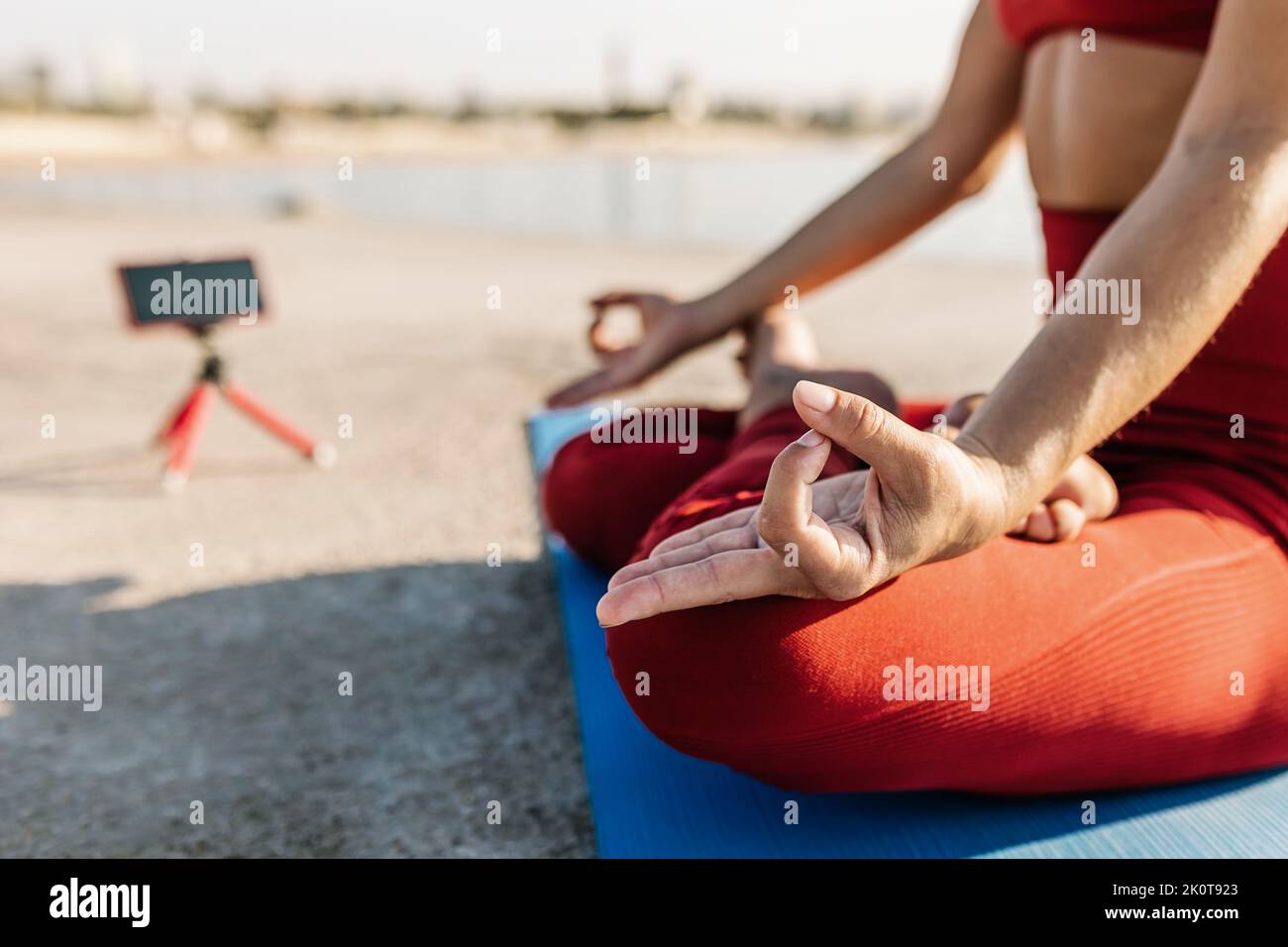 Erwachsene Frau, die Video-Tutorial des Yoga-Kurses auf dem Mobiltelefon aufzeichnet - Yoga Virtual Fitness class concept Stockfoto