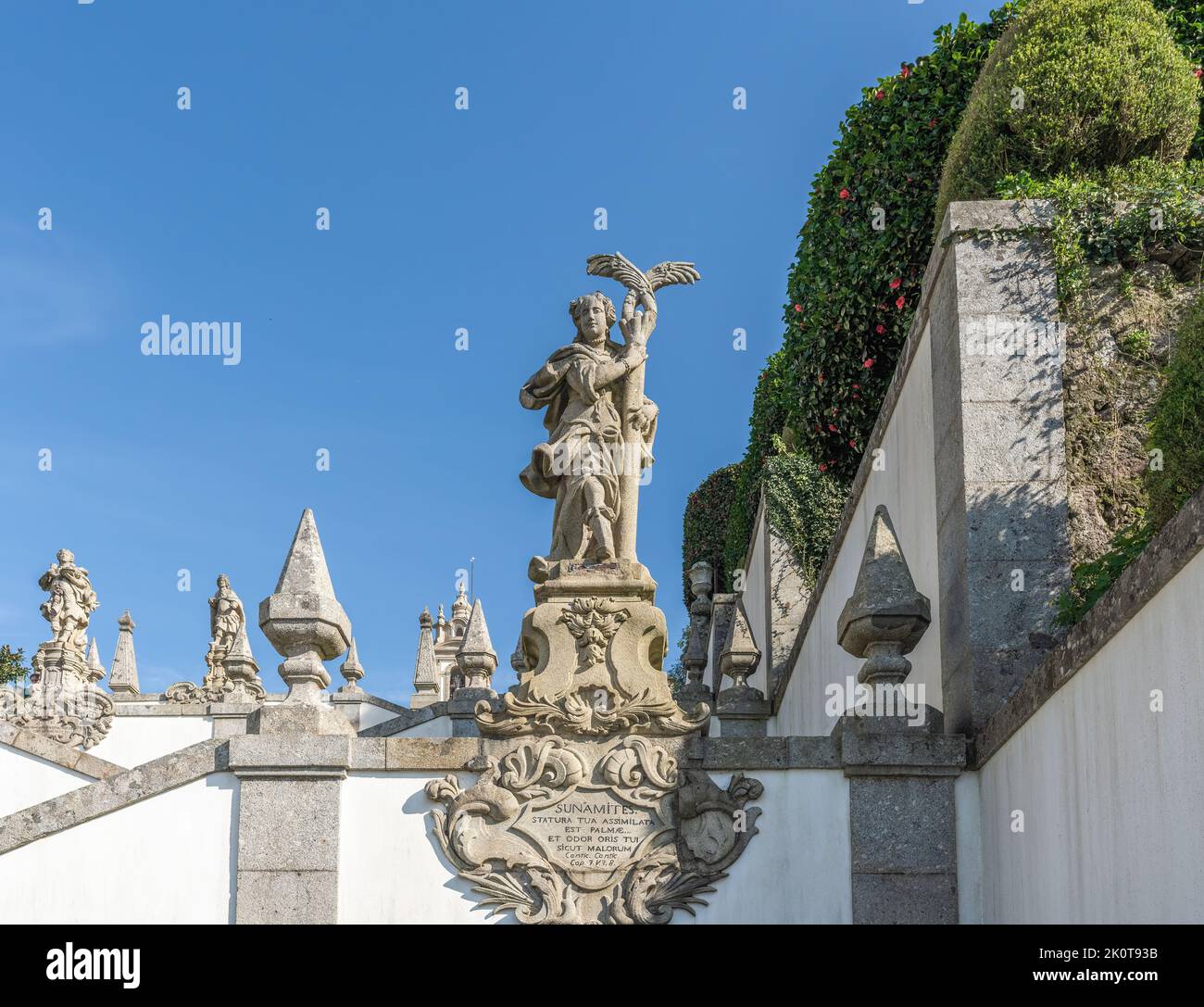 Sunamites Statue bei Five Senses Treppe im Heiligtum von Bom Jesus do Monte - Braga, Portugal Stockfoto