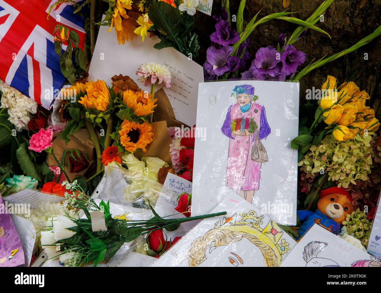 London, Großbritannien. 13. September 2022. Ein Garten mit Blumengedenken im Green Park zur Erinnerung an Königin Elizabeth die zweite, die am 8.. September im Alter von 96 Jahren starb. Morgen wird er den Sarg vom Buckingham Palace zum Palace of Westminster trave, wo er 4 Tage vor ihrer Beerdigung am 19.. September in einem Zustand liegen wird. Kredit: Karl Black/Alamy Live Nachrichten Stockfoto