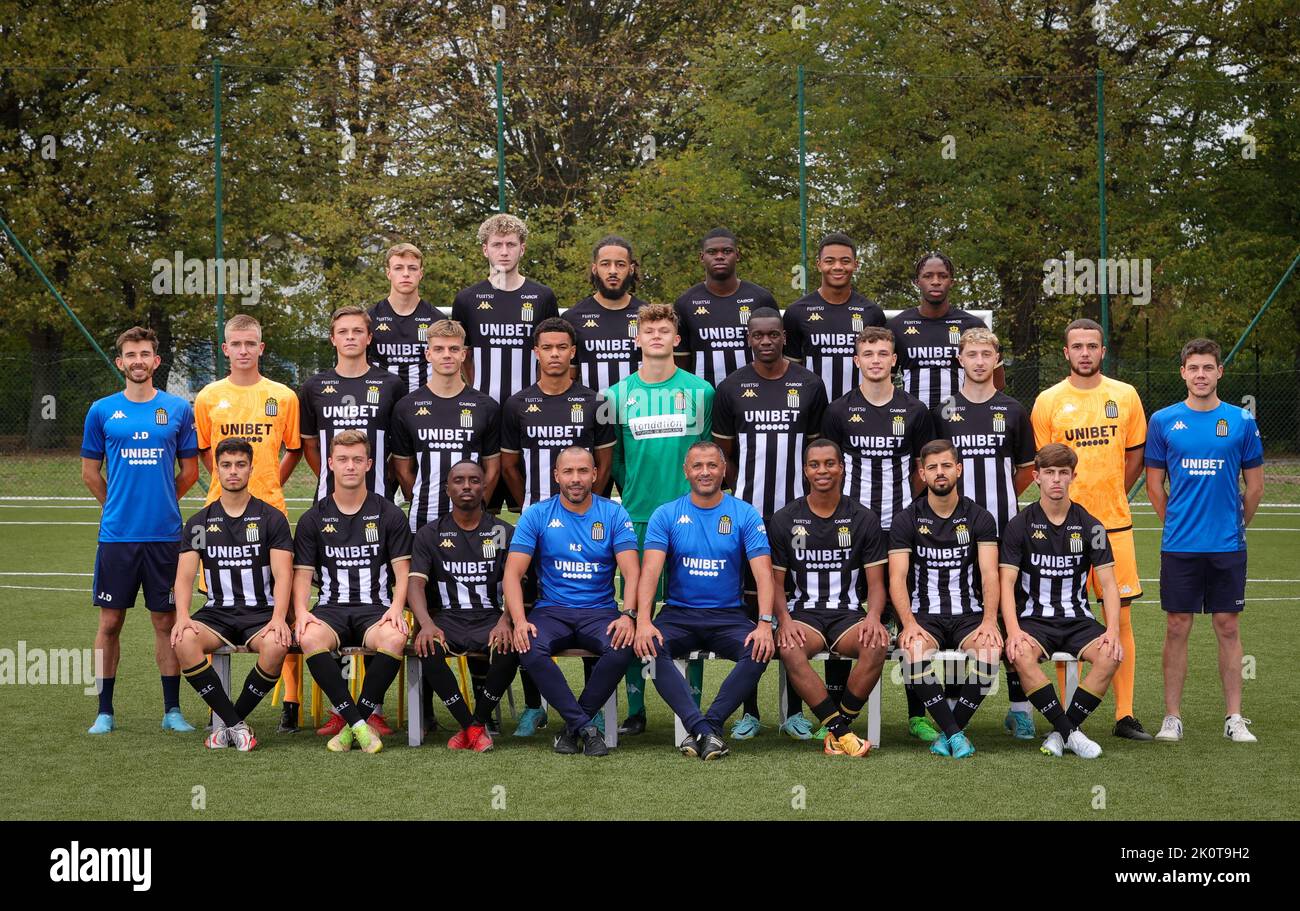 Back Row (L-R):42 Charleroi's Thomas Lutte, Charleroi's Luka Hoedaert, Charleroi's Milan Mbeng, Charleroi's Mitchy Ntello, Charleroi's Mathieu Mulland, Tidiane Sangare von Charleroi, Middle Row (L-R): Charlerois Sporttrainer James Dinkinson , Charlerois Nicolas Closset, Charlerois Ernest de Neve, Charlerois Robin Denuit, Charlerois Kilian Lokembo, Charlerois Torwart Matteo Chiacig, Charlerois Levi Malungu, Charlerois Leandro Rousseau, Charlerois Quleroi Row Beneroi (R-L), Charleroi-R 53 Stockfoto