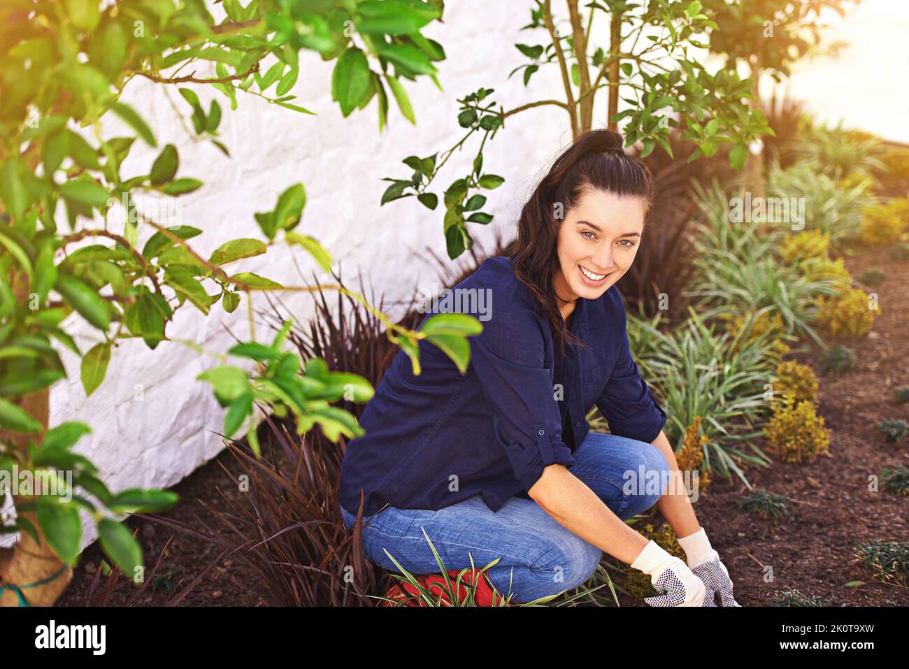 Mein Garten ist mein schönstes Meisterwerk. Porträt einer jungen Frau, die in ihrem Garten arbeitet. Stockfoto