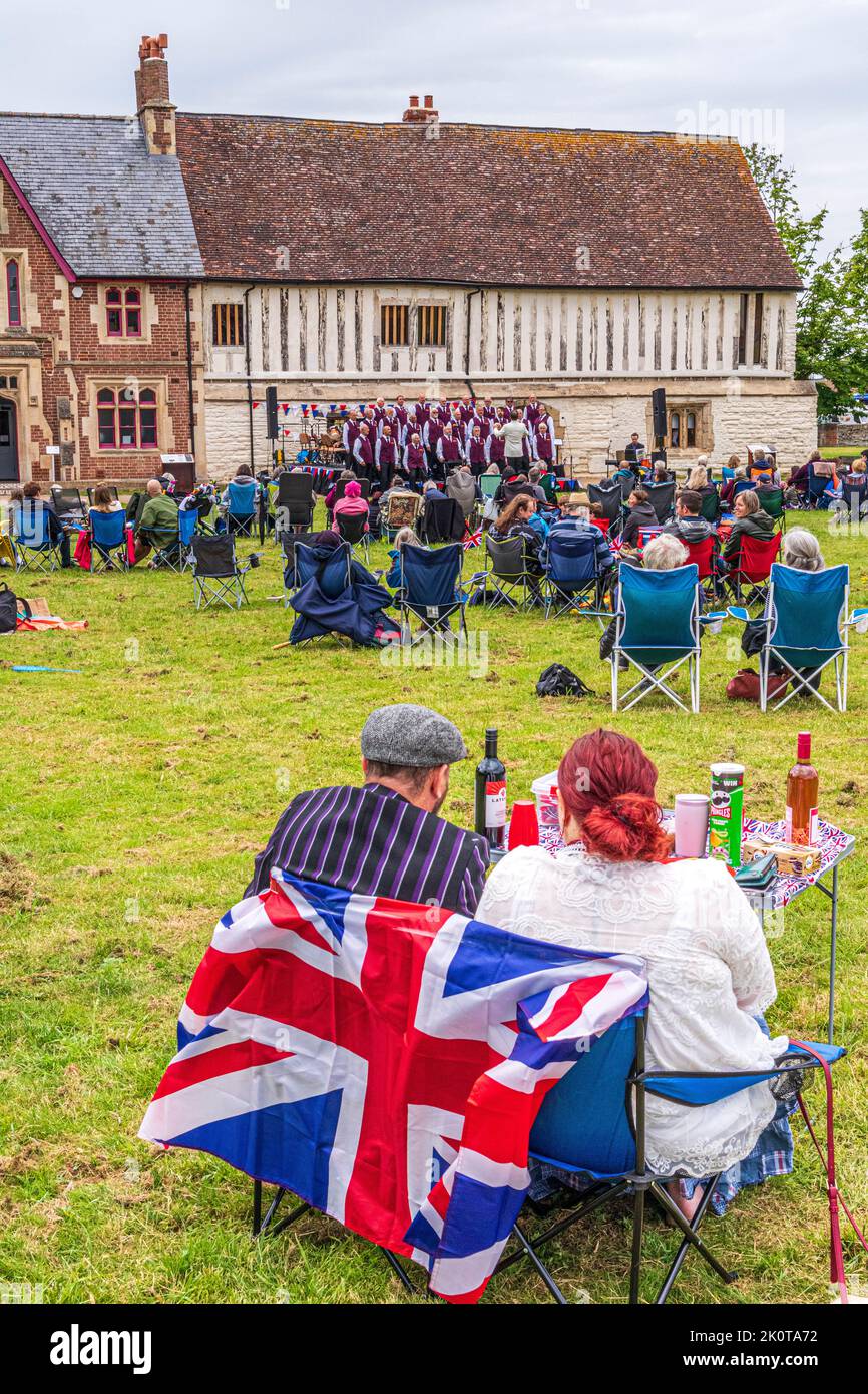 Der Churchdown Male Voice Choir unterhält Menschen, die das Platin-Jubiläum von Königin Elizabeth II. Beim Jubilee Picnic Proms Concert in Llanthony feiern Stockfoto