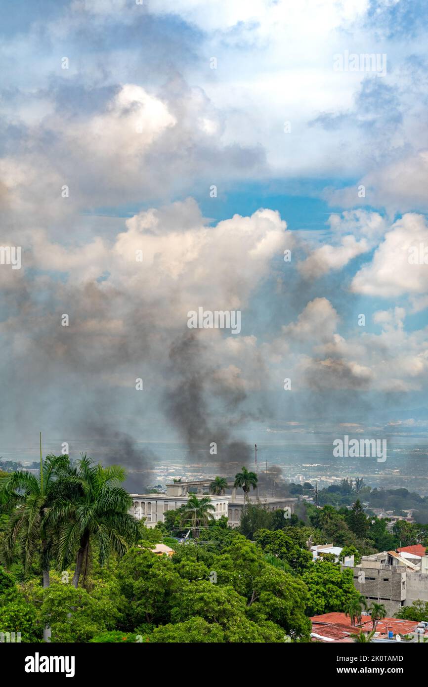 Unruhen in Port-au-Prince, Haiti. Die Bevölkerung protestiert gegen Treibstoffmangel und Inflation, indem sie die Stadt mit brennenden Reifen lahmlegt Stockfoto
