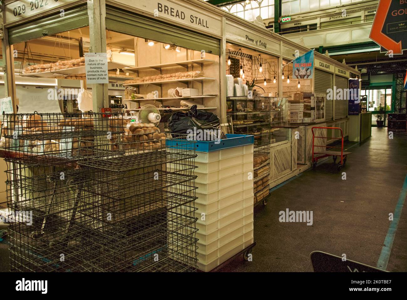 Brotstand, Bäckerei in Indoor-Markt, Großbritannien. Stockfoto