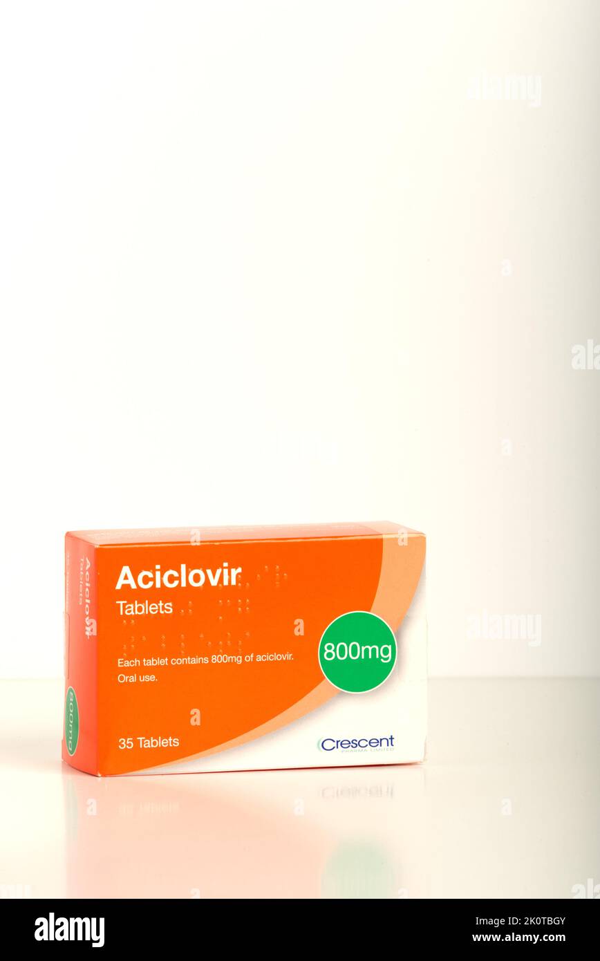 Aciclovir-Tabletten sind ein antivirales Medikament, das zur Behandlung von Viren wie Windpocken (Varicella) und Gürtelrose (Herpes zoster) verwendet wird. Stockfoto