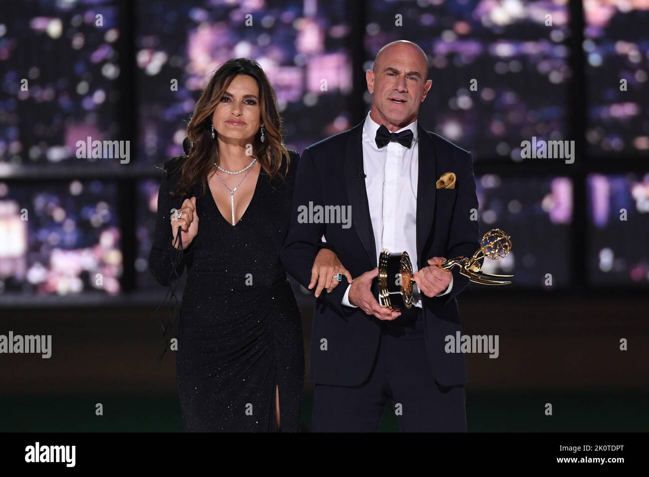 Los Angeles, USA. 12. September 2022. Mariska Hargitay, links, und Christopher Meloni präsentieren den Emmy für einen herausragenden Hauptdarsteller in einer Comedy-Serie bei den Emmy Awards 74. am Montag, den 12. September 2022 im Microsoft Theater in Los Angeles. (Foto von Phil McCarten/Invision für die Television Academy/AP Images via Credit: SIPA USA/Alamy Live News Stockfoto