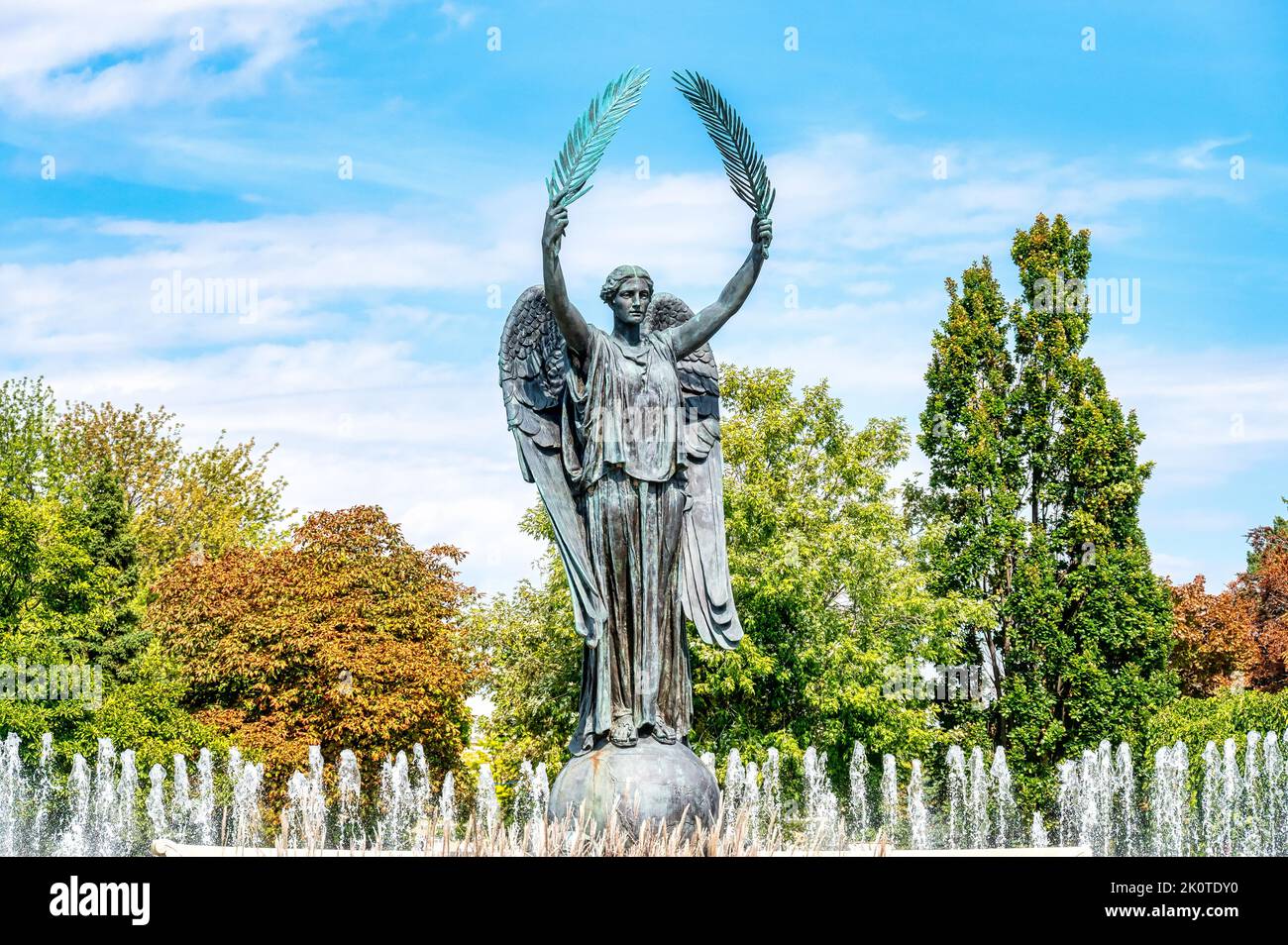 Das Schrein Peace Memorial befindet sich am Ausstellungsort. Statue oder Skulptur mit weiblicher Gestalt im Brunnen. Stockfoto