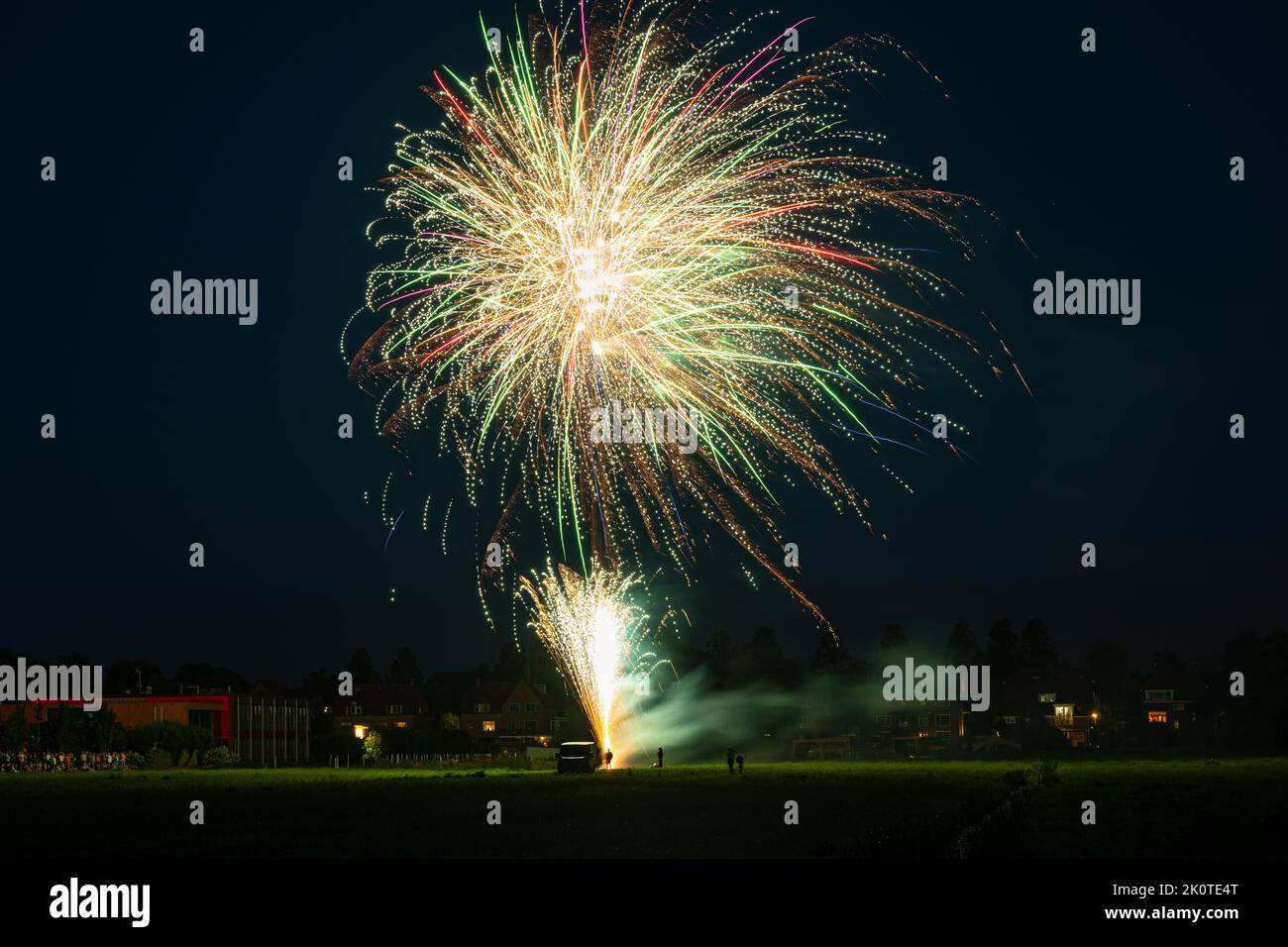 Feuerwerk. Feuerwerkskörper auf einem Feld ausstellen. Stockfoto