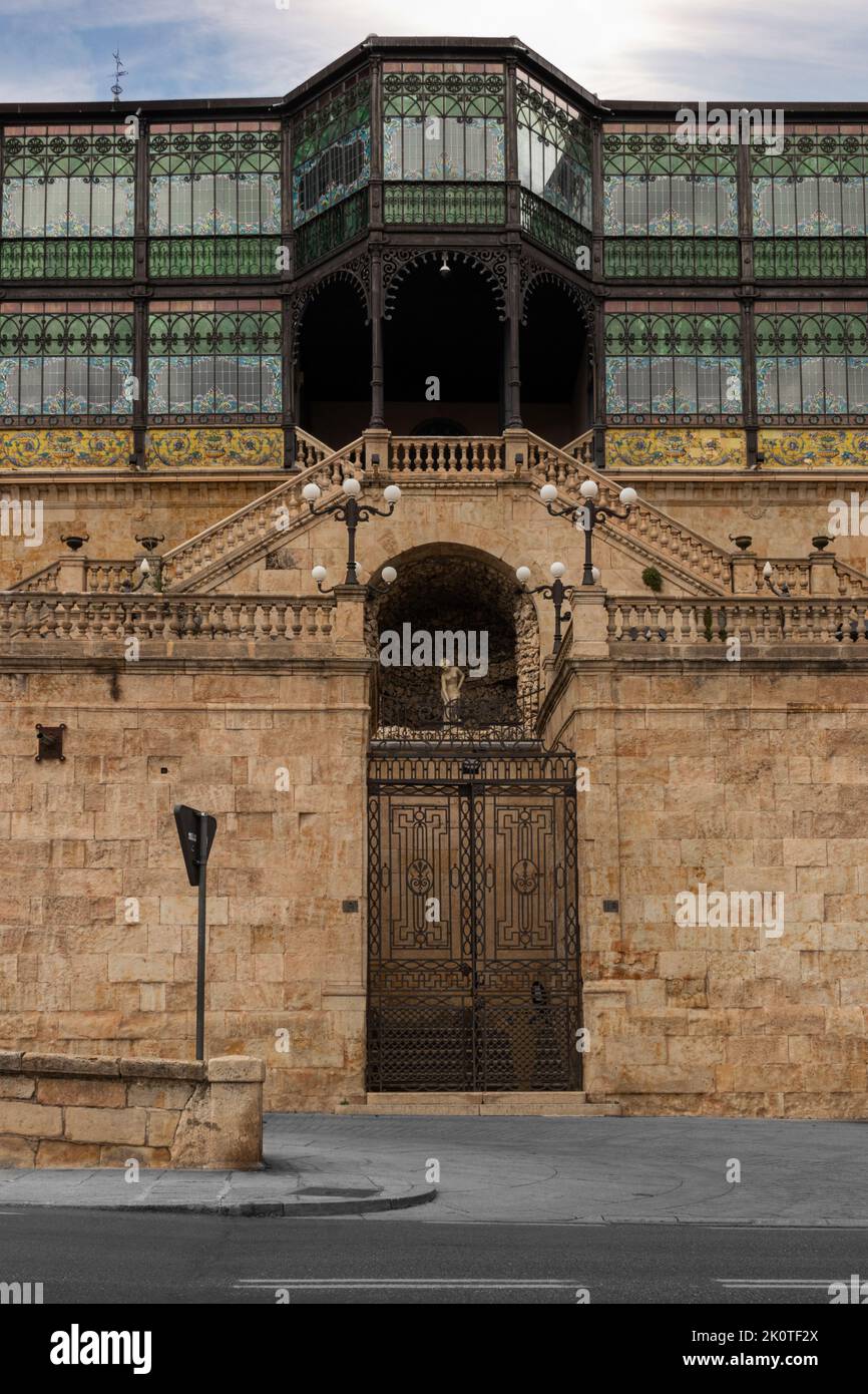 Eine vertikale Aufnahme des Museums Casa Lis in der alten Stadtmauer von Salamanca, Spanien Stockfoto