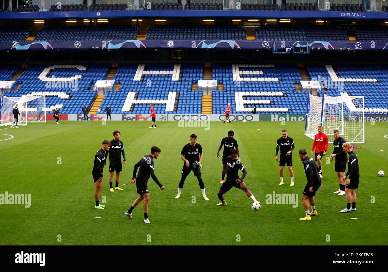 Salzburger Spieler während einer Trainingseinheit an der Stamford Bridge, London. Bilddatum: Dienstag, 13. September 2022. Stockfoto