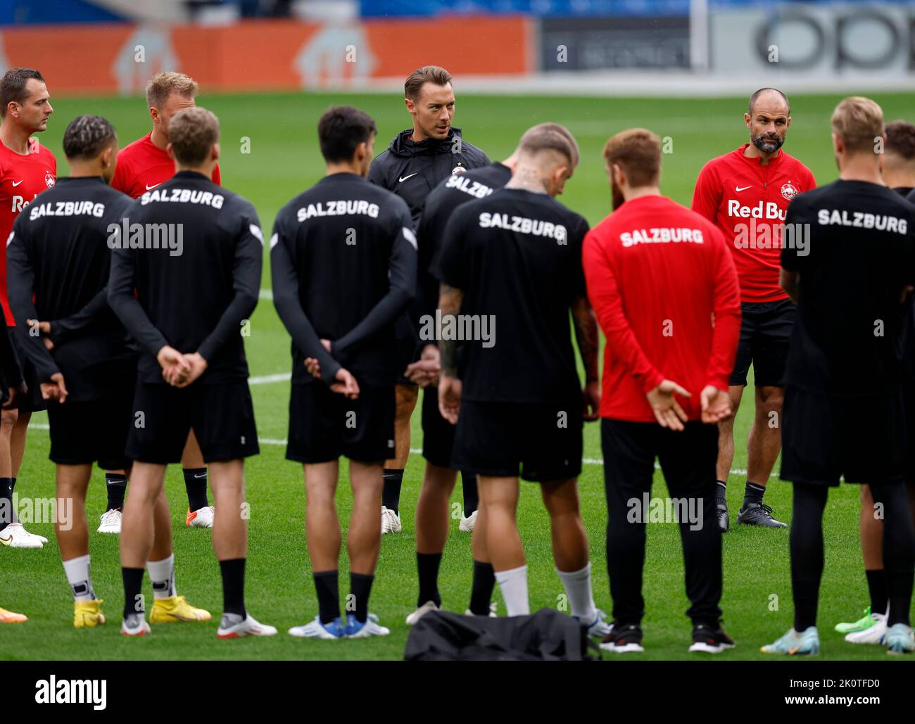 RB Salzburg Manager Matthias Jaissle spricht während eines Trainings in der Stamford Bridge, London, mit den Spielern. Bilddatum: Dienstag, 13. September 2022. Stockfoto