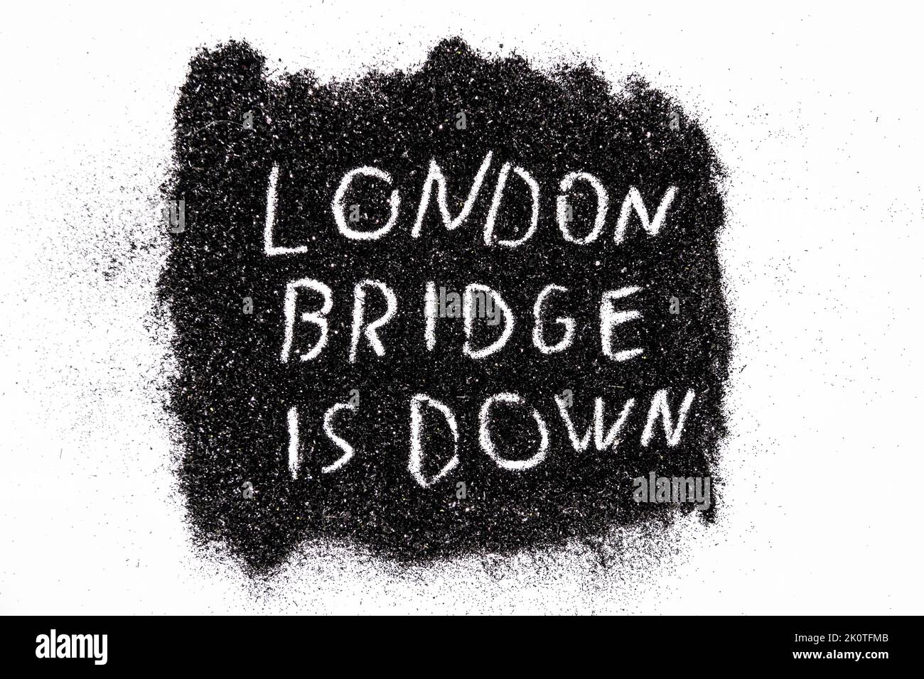 Es ist der Codename der Operation, wenn die Königin von England stirbt, geschrieben auf dem schwarzen Glitzer - DIE LONDON BRIDGE IST UNTEN. Stockfoto