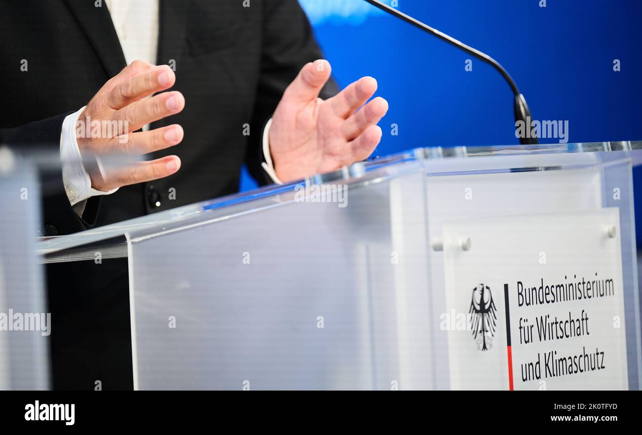 13. September 2022, Berlin: Robert Habeck (Bündnis 90/die Grünen), Bundesminister für Wirtschaft und Klimaschutz und Vizekanzler, spricht nach dem Krisentreffen mit KMU-Verbänden im Wirtschaftsministerium. Die Grünen-Politikerin hat rund 40 KMU-Verbände zu einem digitalen Gipfel eingeladen, auf dem vor allem die Erweiterung des aktuellen Rettungspakets diskutiert wird. Foto: Annette Riedl/dpa Stockfoto