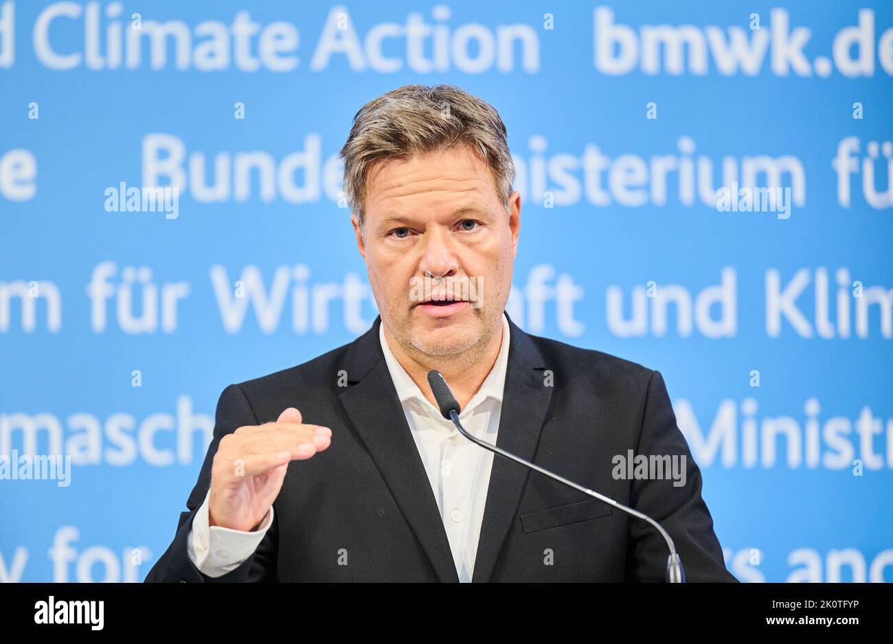 13. September 2022, Berlin: Robert Habeck (Bündnis 90/die Grünen), Bundesminister für Wirtschaft und Klimaschutz und Vizekanzler, spricht nach dem Krisentreffen mit KMU-Verbänden im Wirtschaftsministerium. Die Grünen-Politikerin hat rund 40 KMU-Verbände zu einem digitalen Gipfel eingeladen, auf dem vor allem die Erweiterung des aktuellen Rettungspakets diskutiert wird. Foto: Annette Riedl/dpa Stockfoto