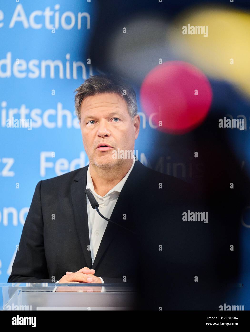 13. September 2022, Berlin: Robert Habeck (Bündnis 90/die Grünen), Bundesminister für Wirtschaft und Klimaschutz und Vizekanzler, spricht nach dem Krisentreffen mit KMU-Verbänden im Wirtschaftsministerium. Die Grünen-Politikerin hat rund 40 KMU-Verbände zu einem digitalen Gipfel eingeladen, auf dem vor allem die Erweiterung des aktuellen Rettungspakets diskutiert wird. Foto: Annette Riedl/dpa Stockfoto