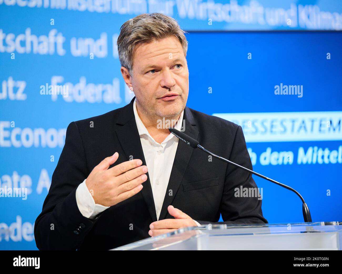 13. September 2022, Berlin: Robert Habeck (Bündnis 90/die Grünen), Bundesminister für Wirtschaft und Klimaschutz und Vizekanzler, spricht nach dem Krisentreffen mit KMU-Verbänden im Wirtschaftsministerium. Die Grünen-Politikerin hat rund 40 KMU-Verbände zu einem digitalen Gipfel eingeladen, auf dem vor allem die Erweiterung des aktuellen Rettungspakets diskutiert wird. Foto: Annette Riedl/dpa Stockfoto