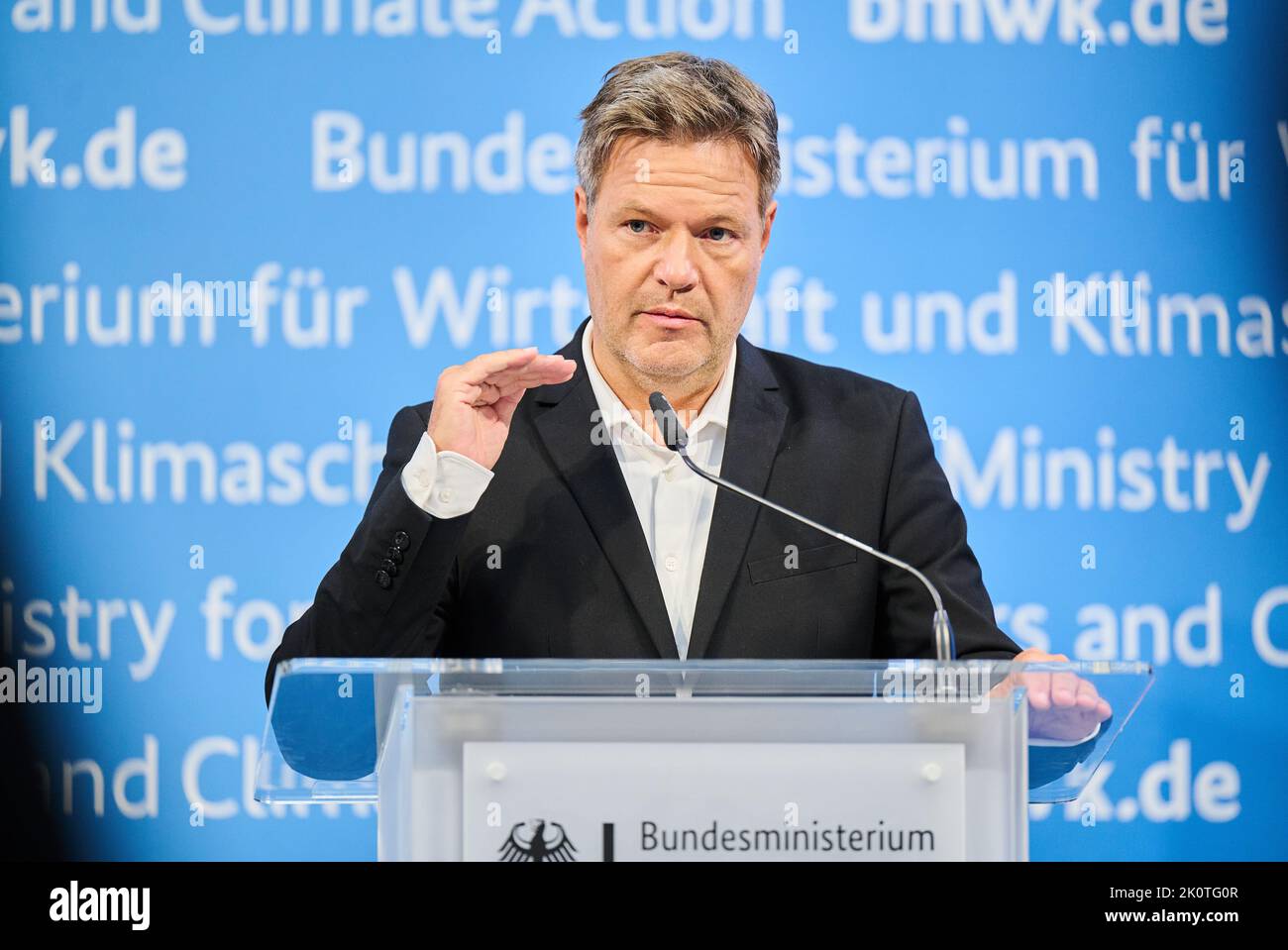 13. September 2022, Berlin: Robert Habeck (Bündnis 90/die Grünen), Bundesminister für Wirtschaft und Klimaschutz und Vizekanzler, spricht nach dem Krisentreffen mit KMU-Verbänden im Wirtschaftsministerium. Die Grünen-Politikerin hat rund 40 KMU-Verbände zu einem digitalen Gipfel eingeladen, auf dem vor allem die Erweiterung des aktuellen Rettungspakets diskutiert wird. Foto: Annette Riedl/dpa Stockfoto